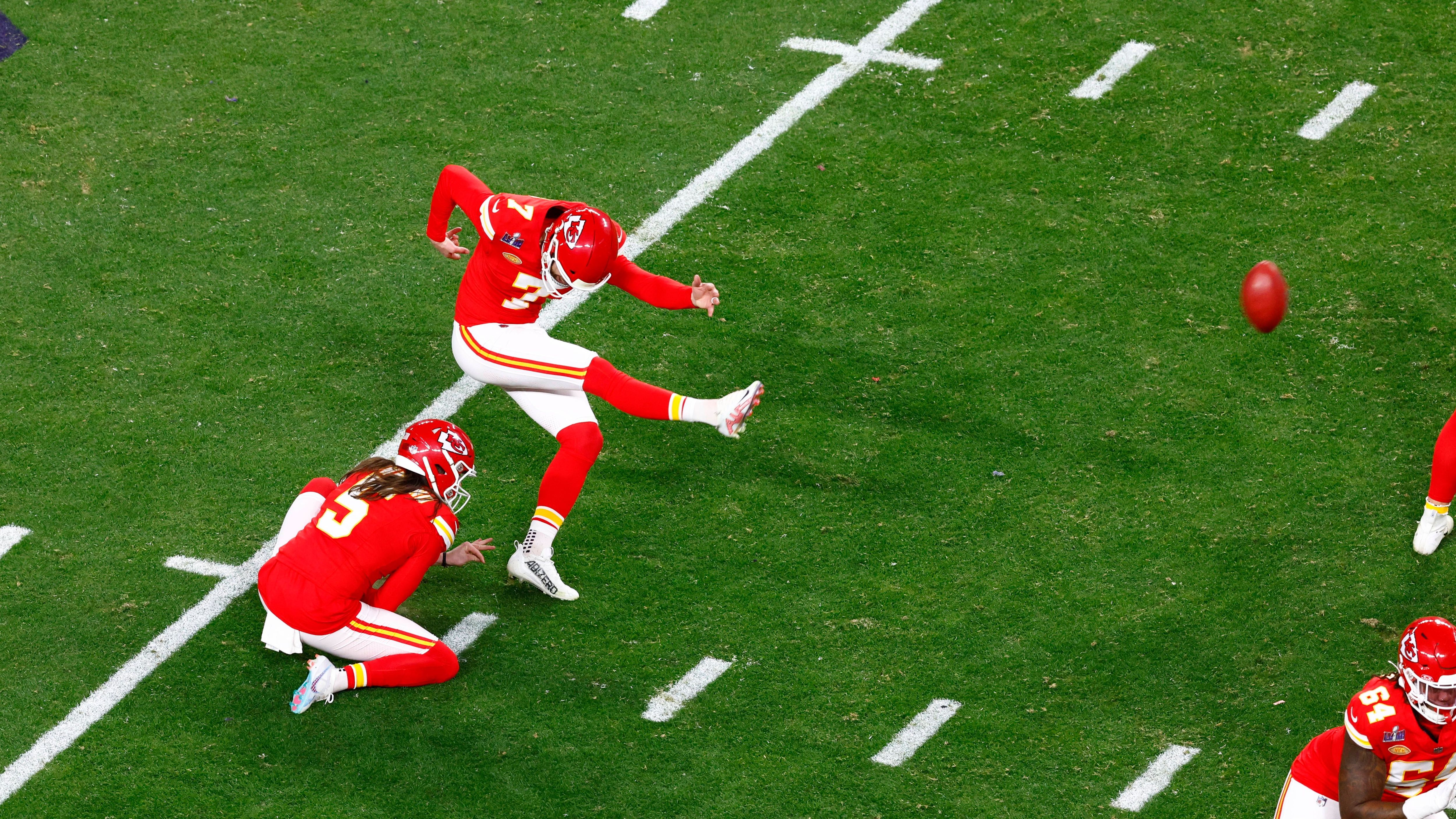 <strong>Platz 9: Kansas City Chiefs</strong><br>Mit Harrison Butker haben die Chiefs wohl einen der besten Kicker in ihren Reihen. Der 28-Jährige ist genau und hat ordentlich Kraft im Bein. Bei den Punt-Yards und dem Kick-Return könnten die Chiefs noch mal nachlegen. Letztere Schwäche wurde im Draft direkt adressiert. Mit Wide-Receiver Xavier Worthy komplementiert der wohl beste College-Returner des letzten Jahres den amtierenden Super-Bowl-Champion.