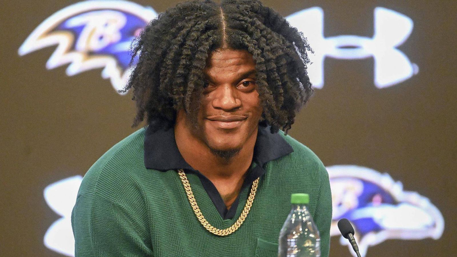 
                <strong>PLATZ 6: Lamar Jackson - Quarterback der Baltimore Ravens </strong><br>
                Jackson hatte in den vergangenen beiden Saisons mit Verletzungen zu kämpfen. Nachdem der Quarterback die zweite Saisonhälfte 2022/23 aussetzen musste, verpassten die Ravens die Playoffs. Im Frühjahr unterzeichnete der 26-Jährige einen Monster-Vertrag über fünf Jahre und 260 Millionen Dollar, nun muss Jackson zeigen, dass er das Geld wert ist. Bleibt er fit, stehen die Chancen nicht schlecht. (Wettquote: +2500)
              