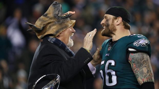 
                <strong>Chris Long (Defensive End, Eagles)</strong><br>
                Auch Chris Long gewann 2017 noch den Super Bowl mit den Patriots. Der 32-Jährige wechselte im Sommer für zwei Jahre nach Philly, um im Schema der Eagles-Defense mehr zur Geltung zu kommen. Auf dem Weg in den Super Bowl steuerte er fünf Sacks, vier Forced Fumbles und eine Fumble Recovery bei. Ganz nebenbei war er es, der das Underdog-Image der Eagles mit der Hundemaske prägte.
              