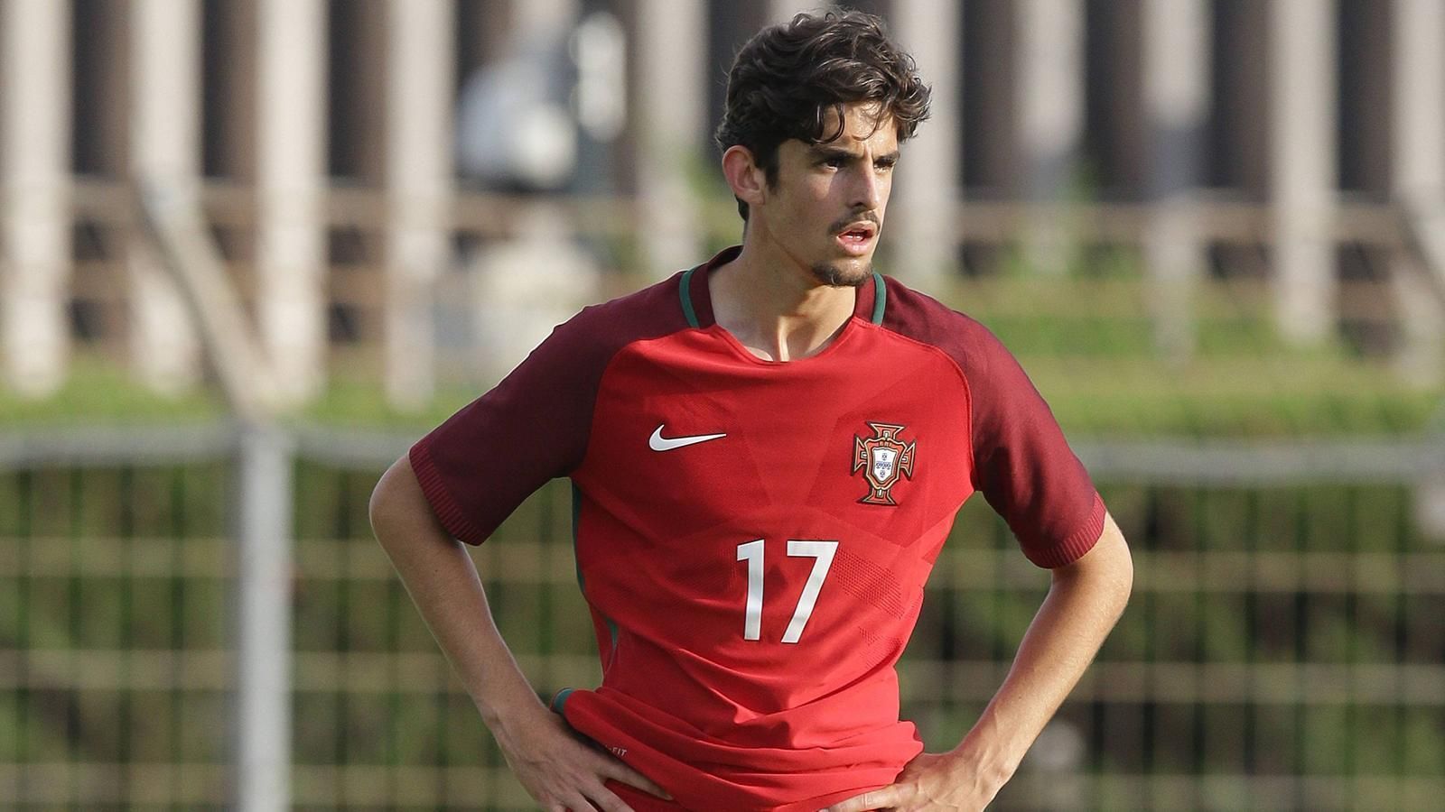 
                <strong>Trincao (Portugal)</strong><br>
                Portugals Linksaußen Trincao vom SC Braga traf im ersten Spiel der EM gegen Norwegen bereits doppelt. Der 18-Jährige lief in der vergangenen Spielzeit für die Reservemannschaft von Braga auf. Trincao erzielte fünf Tore und bereitete fünf weitere Treffer vor.
              