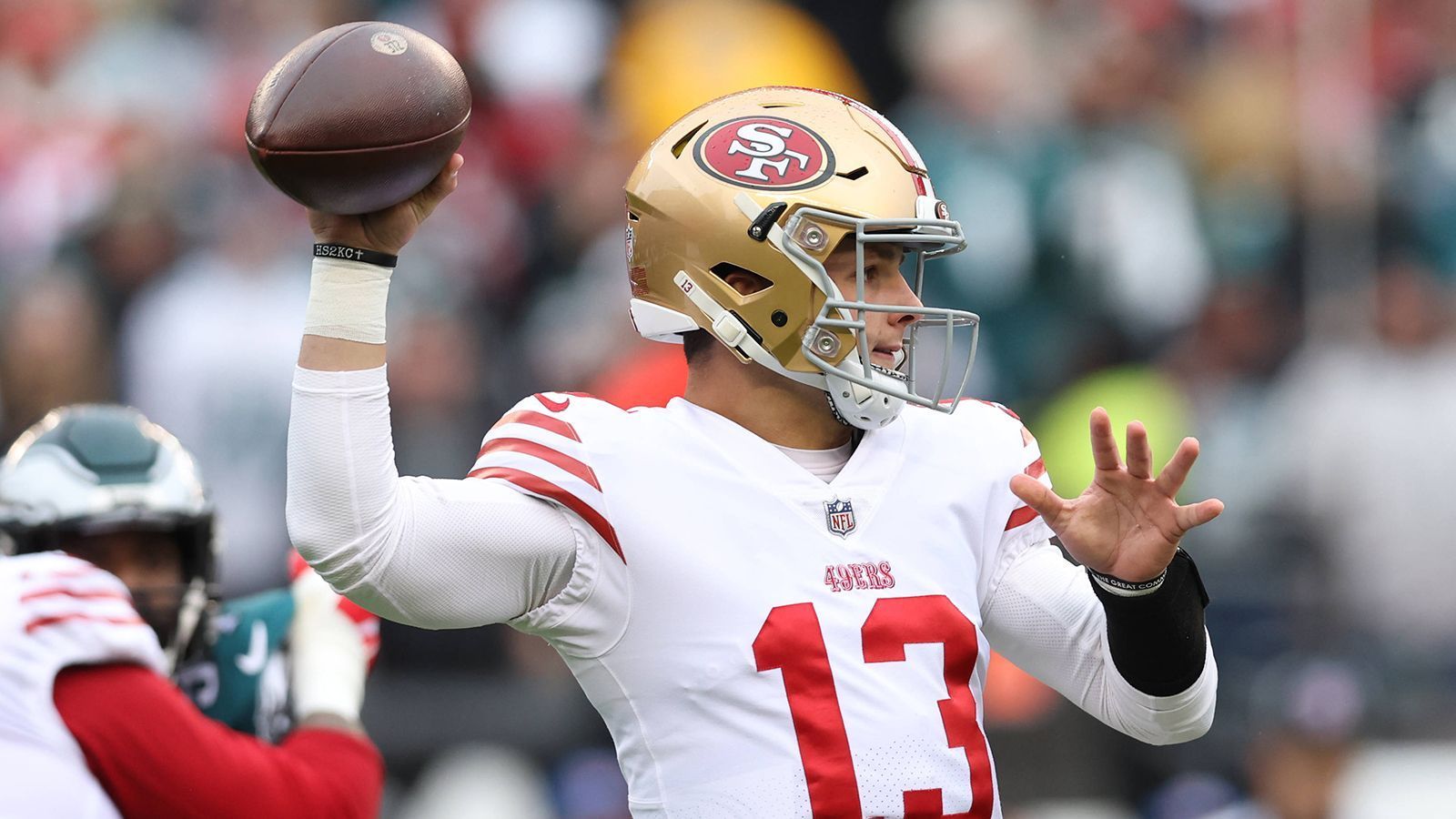 <strong>San Francisco 49ers: Schwächen</strong><br>
                Brock Purdy ist aktuell noch verletzt, sollte zum Saisonstart aber fit sein. Trey Lance wurde zu den Dallas Cowboys getradet. Die Quarterback-Situation bei den 49ers ist nicht optimal und könnte zu einem Problem werden, wenn Purdy nicht zum Saisonstart zur Verfügung steht. Außerdem gilt es, den Abgang von Defensive Coordinator DeMeco Ryans zu kompensieren, der erfahrene Steve Wilks tritt in seine Fußstapfen.&nbsp;
