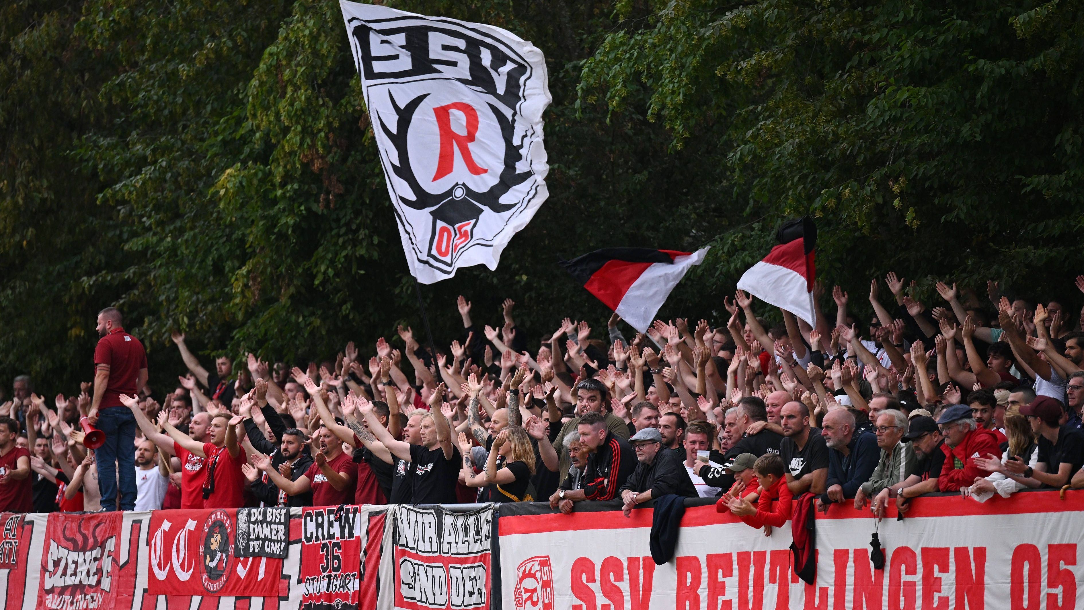 <strong>Stuttgart Surge: Stadion an der Kreuzeiche Reutlingen</strong><br>Der SSV Reutlingen, deren Heimat die Kreuzeiche ist, spielt aktuell in der fünftklassigen Oberliga Baden-Württemberg. Die Zeiten, in denen der SSV zweitklassig spielte, sind seit über 20 Jahren vorbei.
