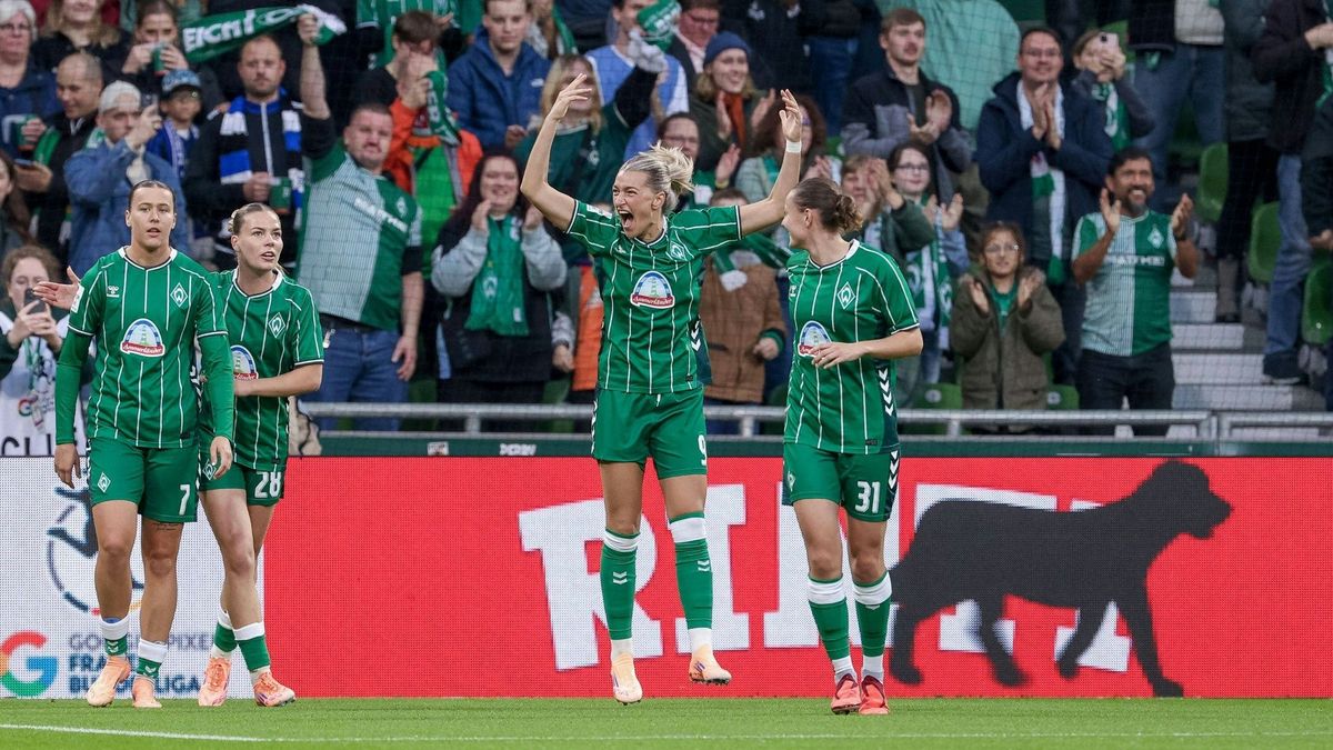 Die Bremerinnen bejubeln das 1:0