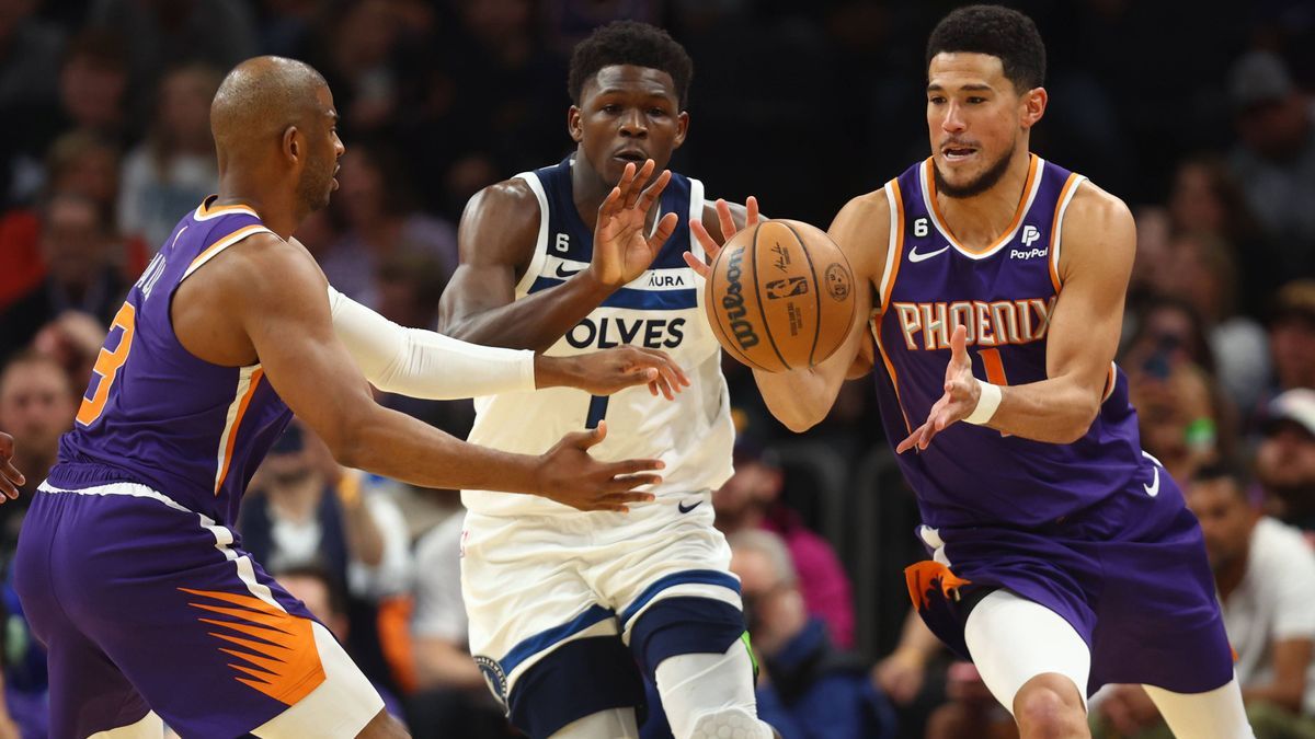 NBA, Basketball Herren, USA Minnesota Timberwolves at Phoenix Suns Mar 29, 2023; Phoenix, Arizona, USA; Phoenix Suns guard Chris Paul (left) passes the ball to guard Devin Booker (right) against Mi...