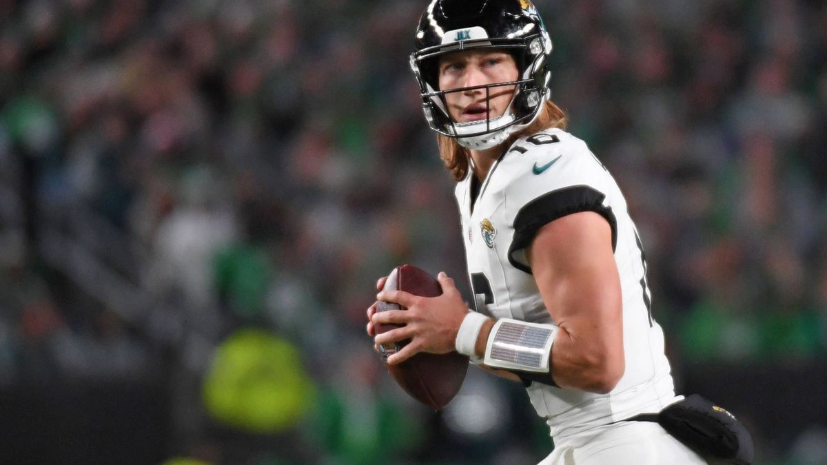 NFL, American Football Herren, USA Jacksonville Jaguars at Philadelphia Eagles Nov 3, 2024; Philadelphia, Pennsylvania, USA; Jacksonville Jaguars quarterback Trevor Lawrence (16) looks for receiver...