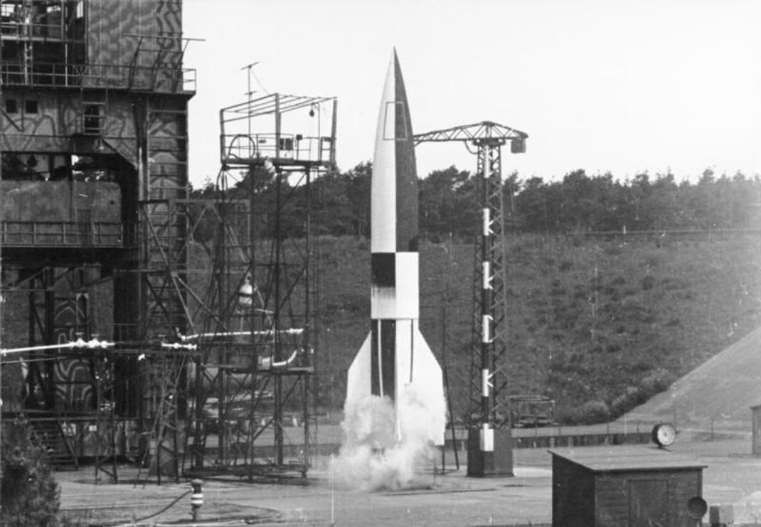Eine A4 beim Start in Peenemünde 1943. Später erreichte die Rakete als erstes Menschen gemachtes Objekt den Weltraum.