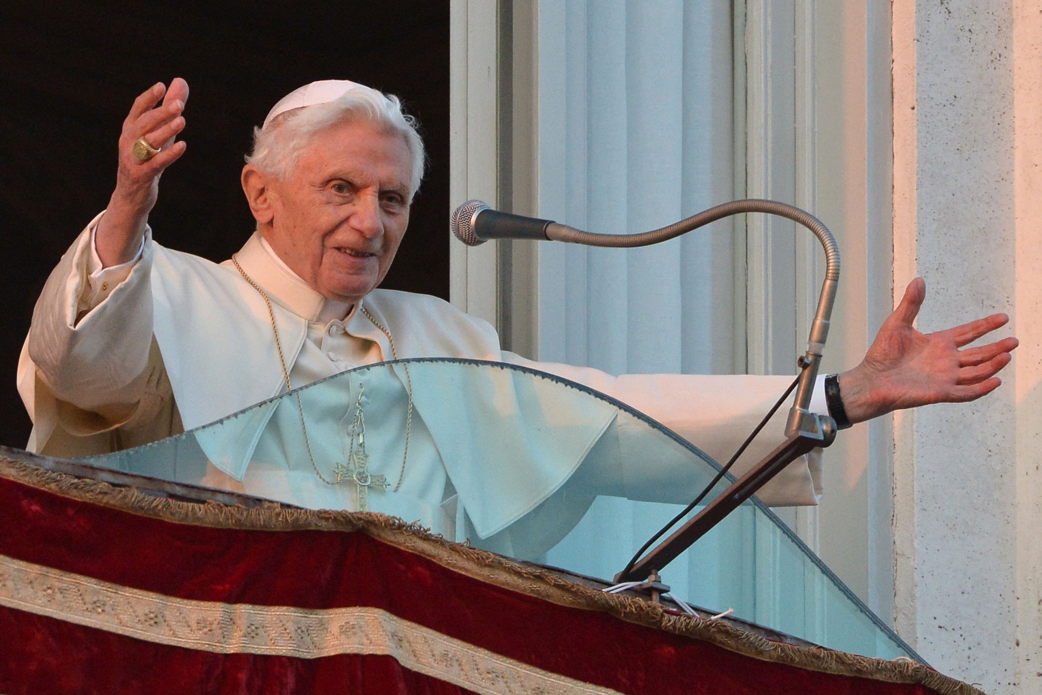 Papst Benedikt XVI. winkt den Pilgern zum letzten Mal als Oberhaupt der katholischen Kirche aus dem Fenster von Castel Gandolfo zu.