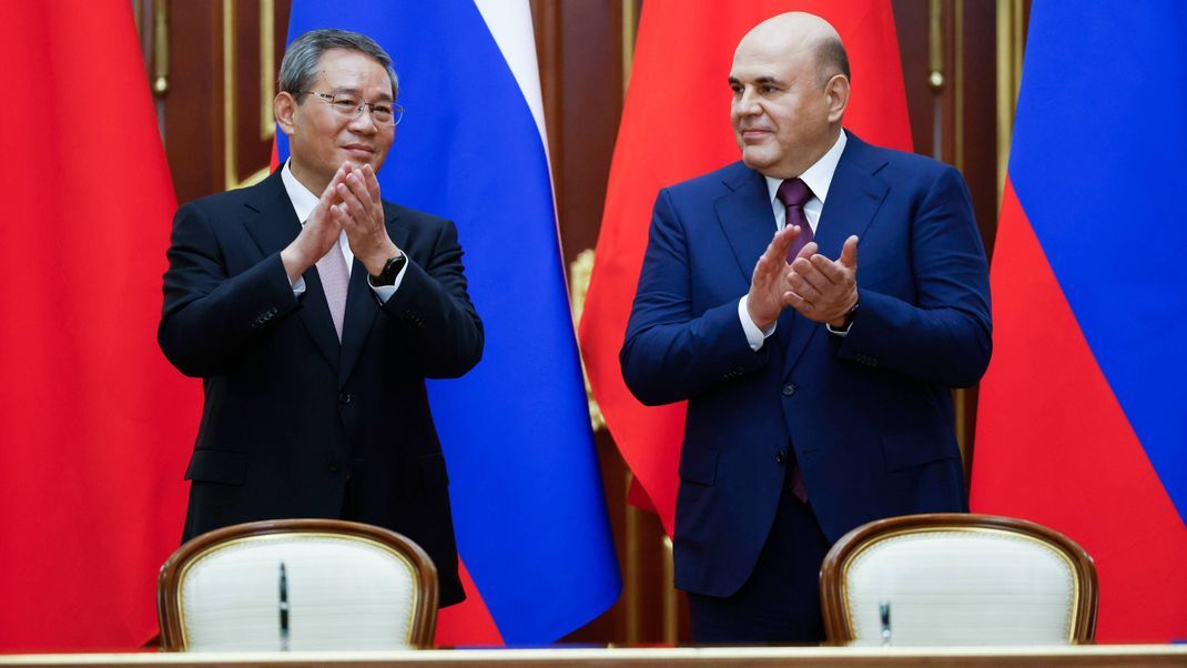 Der chinesische Premierminister Premier Li Qiang (links) gemeinsam mit dem russischen Premierminister Mikhail Mishustin in Moskau.