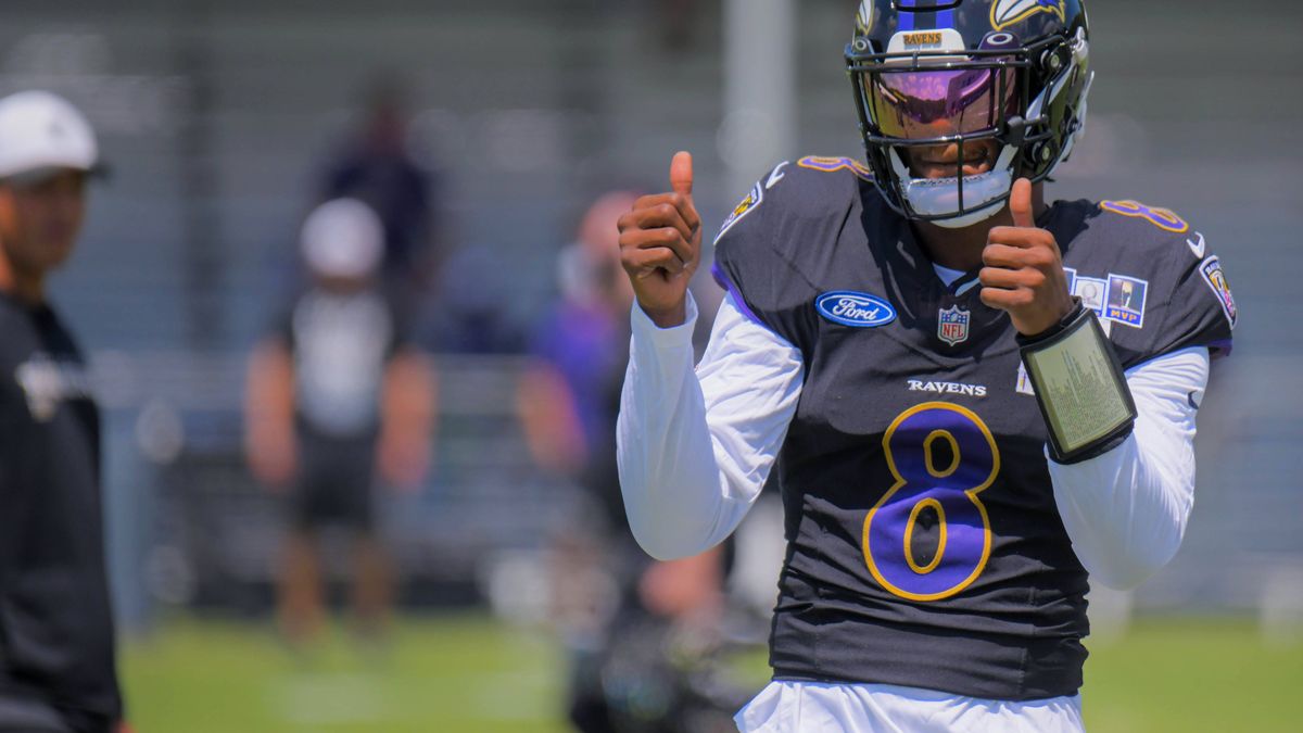 July 28, 2025, Owings Mills, Md, United States: Baltimore Ravens quarterback Lamar Jackson gestures to young fans during training camp. Owings Mills United States - ZUMAm67_ 20250728_zaf_m67_031 Co...