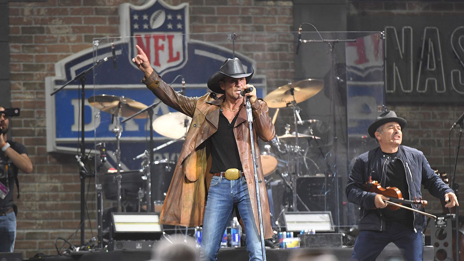 <strong>Tim McGraw (Tennessee Titans)</strong><br>
                Der nächste Country-Gott, der sich als großer Fan eines NFL-Teams outete. Tim McGraw ließ sich auch schon öfter im Training der Tennessee Titans blicken.