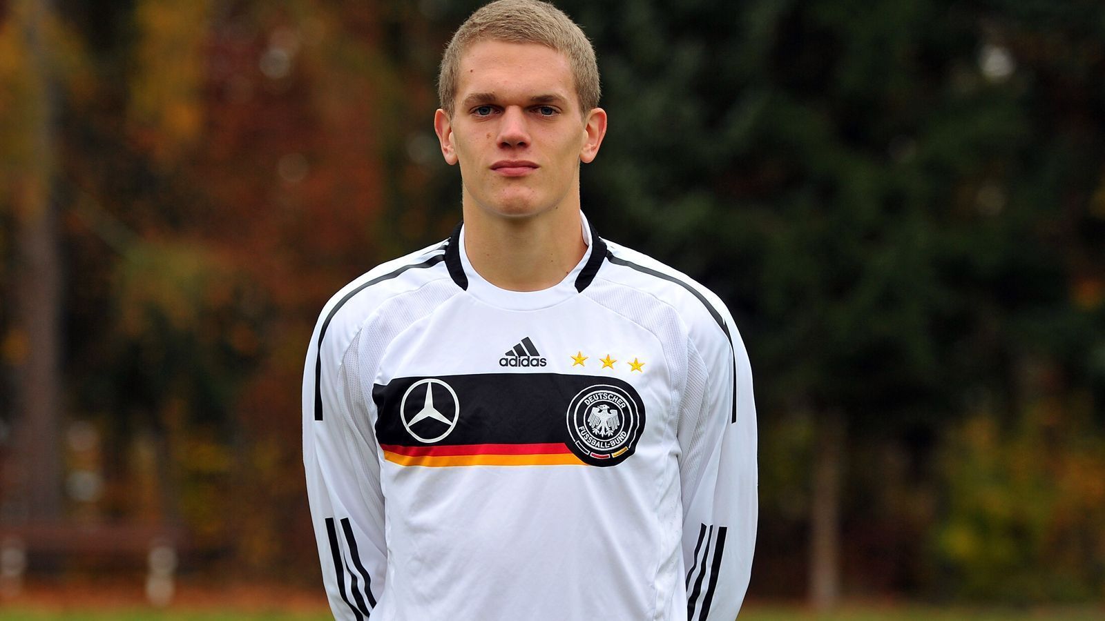 
                <strong>Matthias Ginter</strong><br>
                ... ebenso wie Matthias Ginter, der auch seiner "Frisur" von 2011 treu geblieben ist.
              