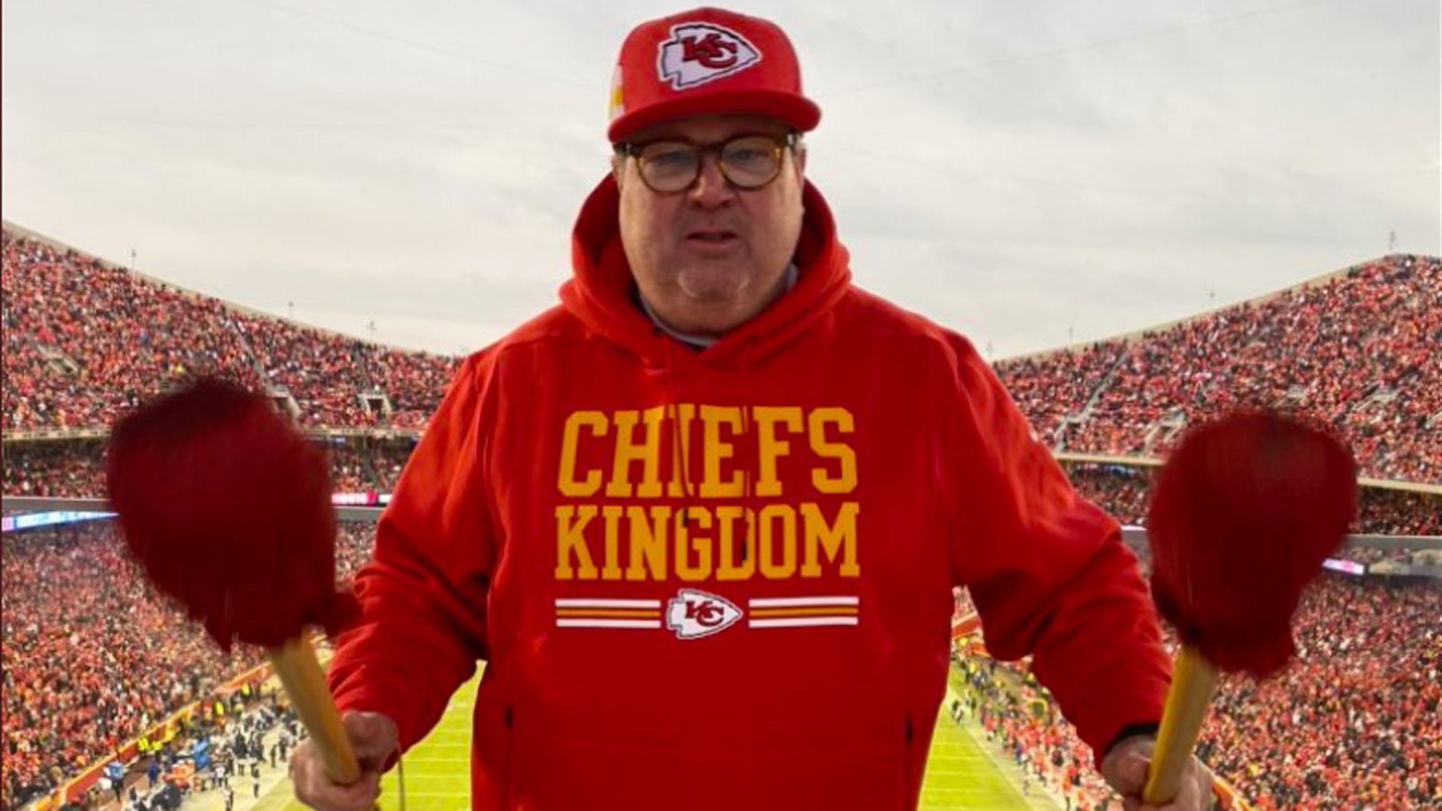 <strong>Eric Stonestreet (Kansas City Chiefs)</strong><br>
                Schauspieler Eric Stonestreet, bekannt für seine Rolle als "Cam" in der beliebten US-Serie "Modern Family", ist leidenschaftlicher Fan der Kansas City Chiefs. Vor einigen Jahren durfte er in den Playoffs gegen die Houston Texans den Chiefs-Fans mit der berüchtigten Trommel einheizen.
