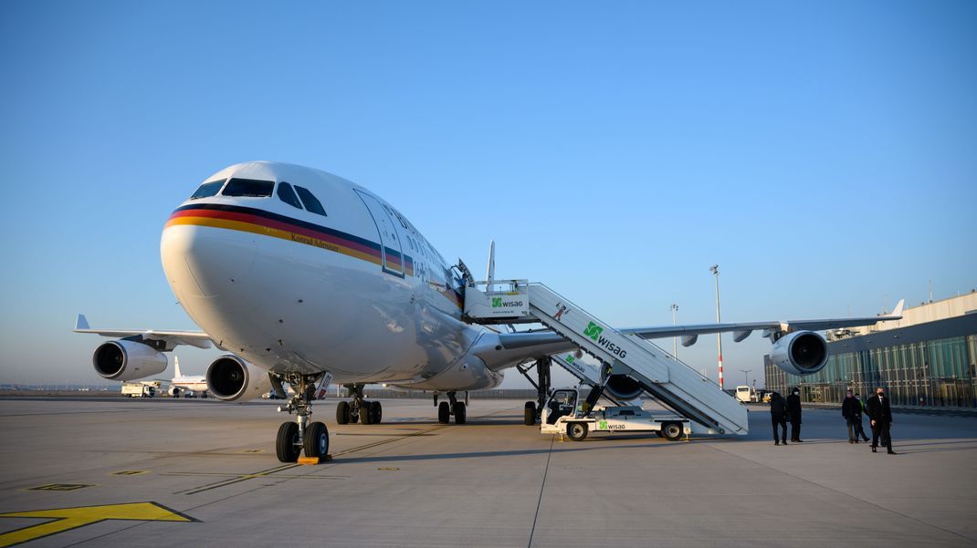 Der Airbus A340 "Konrad Adenauer2 der Flugbereitschaft der Bundeswehr steht auf dem militärischen Teil vom Flughafen Berlin-Brandenburg (BER)