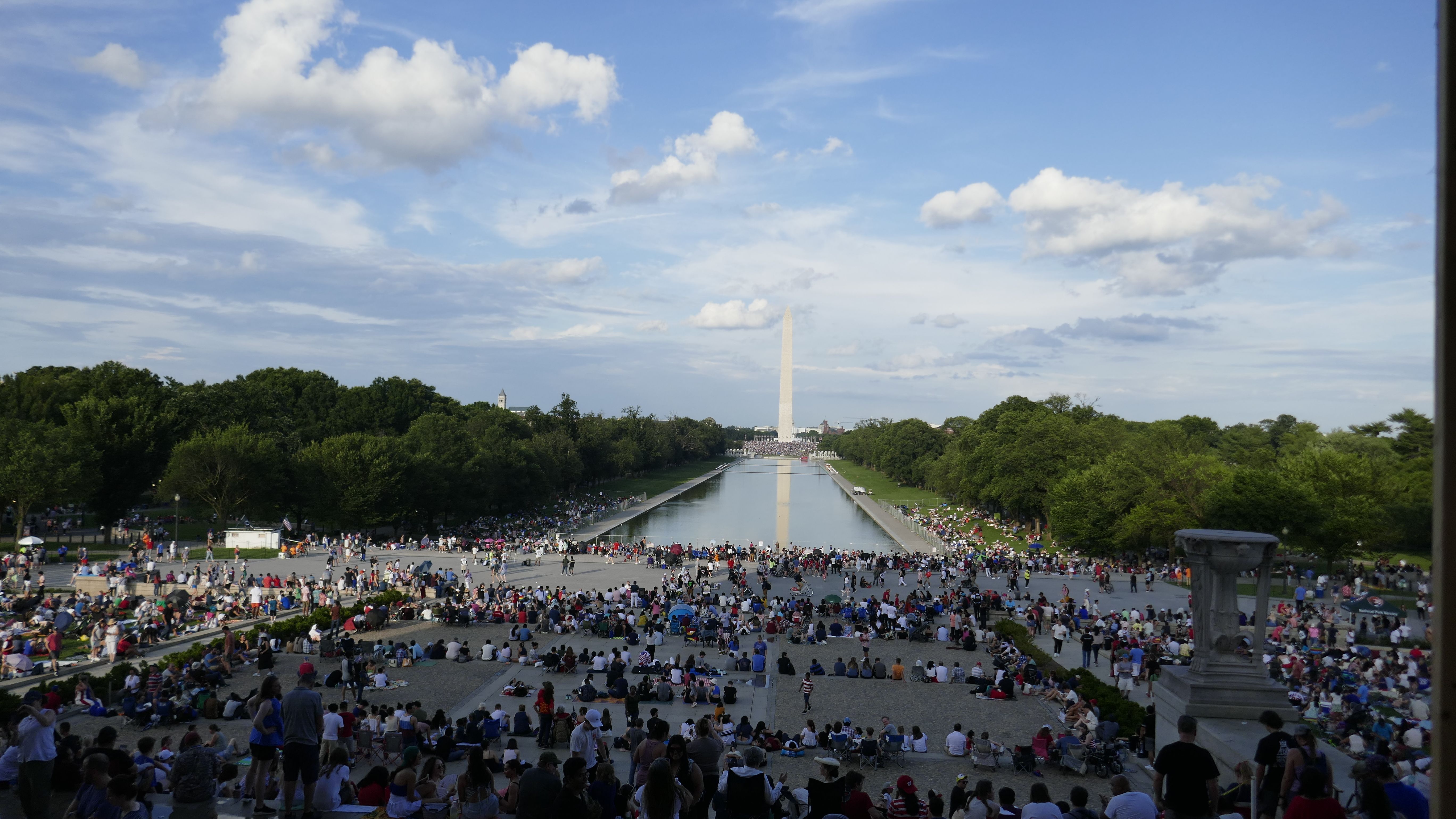 Menschen versammeln sich im Nationalpark "National Mall &amp; Memorial Parks" im Zentrum von Washington, D.C.
