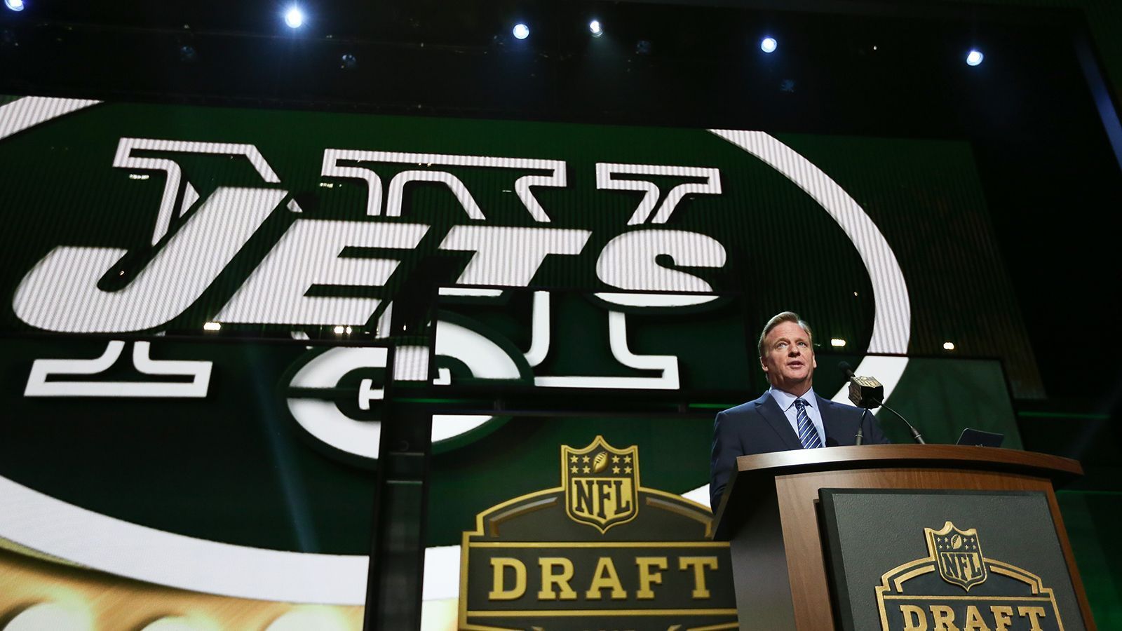 
                <strong>New York Jets dürfen an 13. Position wählen</strong><br>
                Das große Potenzial des Nummer-13-Pick hat natürlich auch mit dem typischen Verlauf eines NFL-Drafts zu tun. Mögliche Top-Picks fallen manchmal aus den Top 10 heraus, weil es Probleme abseits des Spielfelds oder Fragen zu Größe und Schema-Tauglichkeit gibt – wie beispielsweise bei Laremy Tunsil oder Aaron Donald. Auch ein Grund ist der frühe Ansturm auf Quarterbacks, weshalb die 13. Position prädestiniert für Offensive- und Defensive-Linemen ist. Im kommenden NFL Draft dürfen die New York Jets an 13. Position auswählen. Dass sie das können, haben sie bereits 2013 mit Sheldon Richardson (Rookie of the Year) und 2000 mit John Abraham (mehrfacher Pro Bowler und All Pro) bewiesen. ran zeigt euch, wie der Nummer-13-Pick der vergangenen zehn Drafts abgeschnitten hat.
              