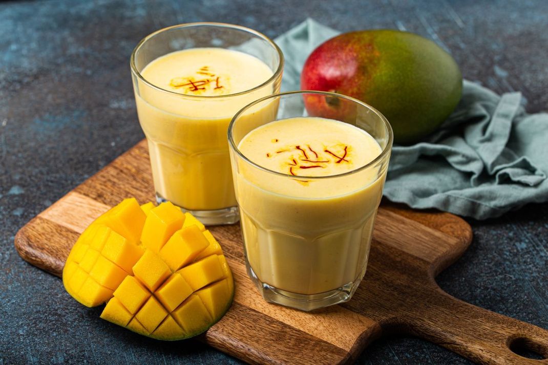 Beliebt und bekannt: das indische Joghurtgetränk Mango-Lassi.