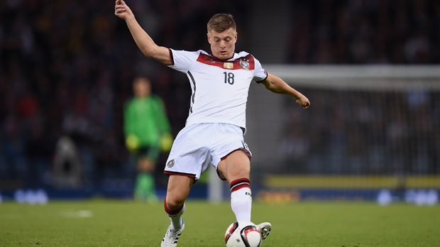 
                <strong>Mittelfeld: Toni Kroos (Real Madrid). Pass-Stärke 89 - Gesamt-Stärke 87.</strong><br>
                Mittelfeld: Toni Kroos (Real Madrid). Pass-Stärke 89 - Gesamt-Stärke 87.
              