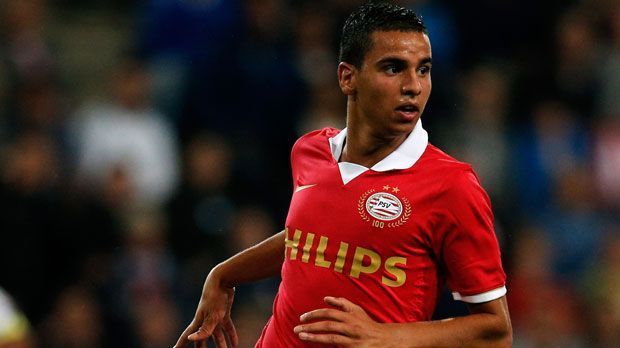 
                <strong>PSV Eindhoven - Heimtrikot</strong><br>
                Zum 100-jährigen Vereinsjubiläum spendierte der Ausrüster dem PSV Eindhoven ein ganz klassisches und schlichtes Trikot. Ob Eindhoven in diesem Look den ersten Meistertitel seit 2008 einfahren kann?
              