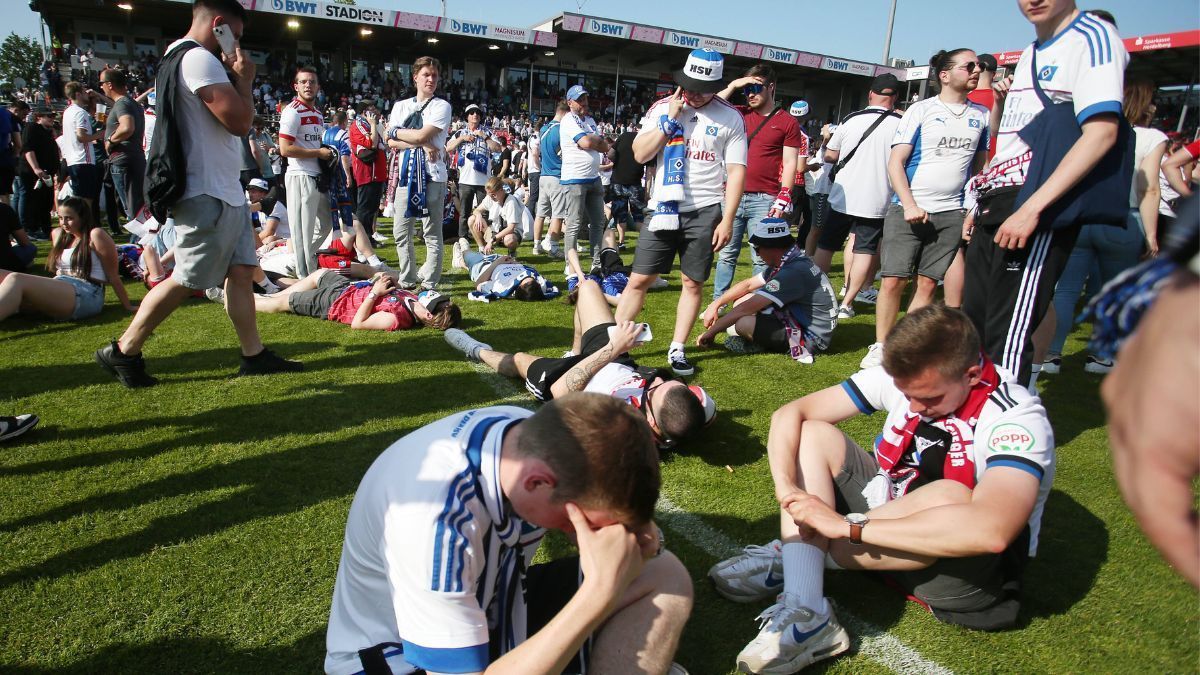 
                <strong>16. HSV im Tal der Tränen</strong><br>
                Völlige Leere dagegen auf dem Platz in Sandhausen. Böse Erinnerungen an Schalkes Vierminuten-Meisterschaft von 2001 werden wach. Fans liegen auf dem Boden. Wie kann Fußball so brutal sein?
              