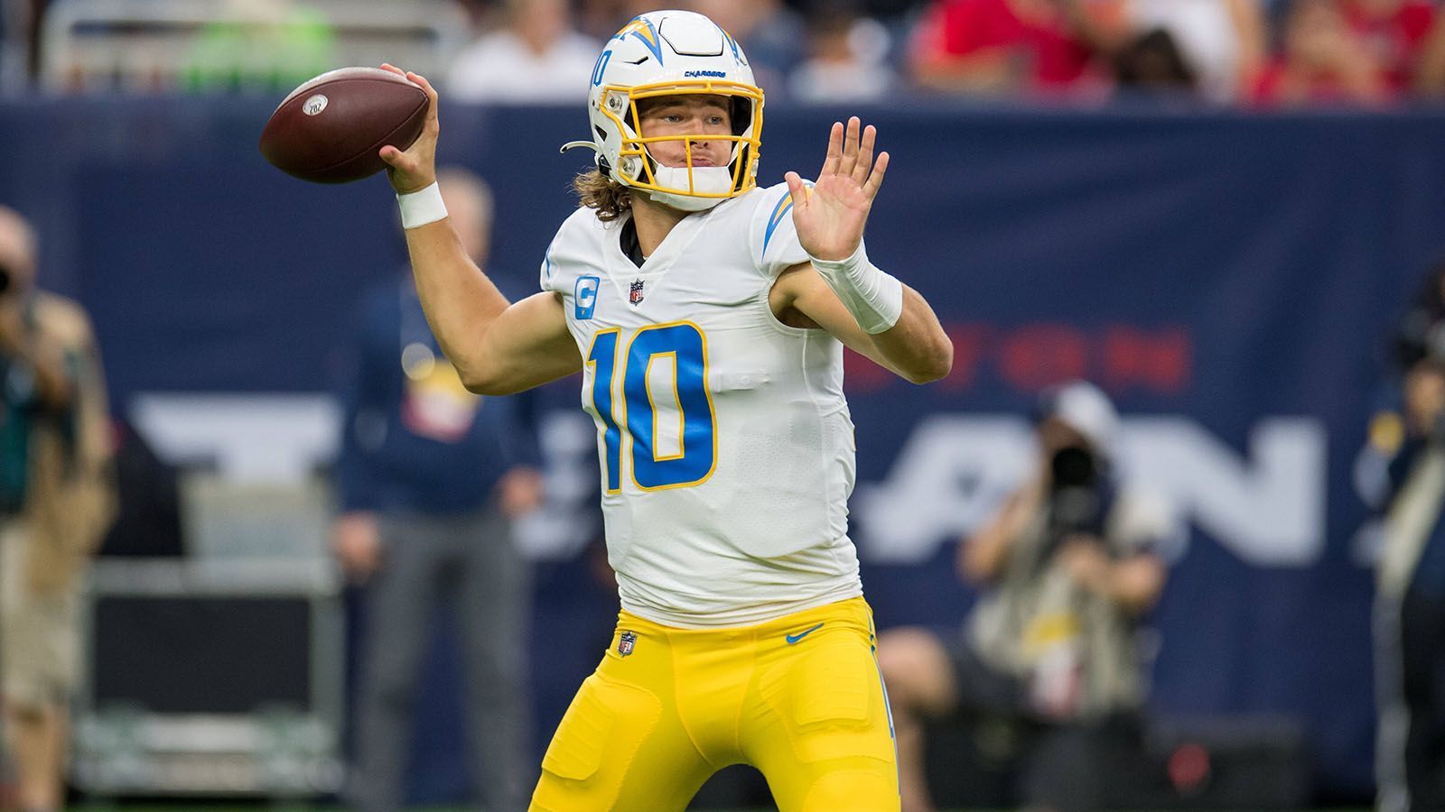 
                <strong>Las Vegas Raiders at Los Angeles Chargers</strong><br>
                &#x2022; Volker Schenk: <strong>Chargers</strong><br>&#x2022; Mattis Oberbach: <strong>Chargers</strong><br>&#x2022; Roman Motzkus: <strong>Chargers</strong><br>&#x2022; Icke Dommisch: <strong>Chargers</strong><br>&#x2022; Carsten Spengemann: <strong>Chargers</strong><br>&#x2022; Jonas Friedrich: <strong>Raiders</strong><br>
              