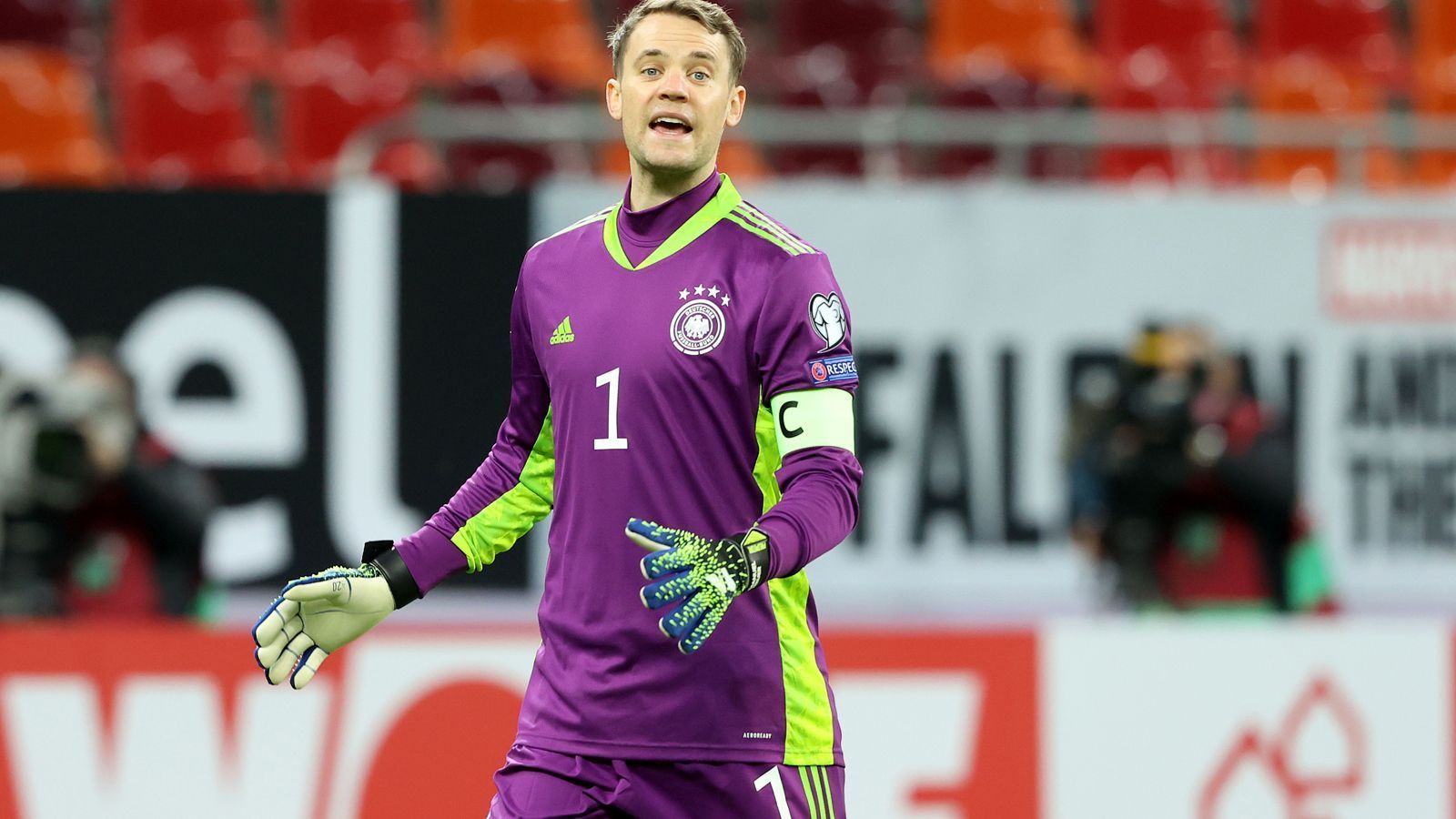 
                <strong>Manuel Neuer</strong><br>
                Mit bislang 98 Länderspielen gehört Welttorhüter Manuel Neuer nicht nur zu den erfahrensten Spielern im Kader von Bundestrainer Joachim Löw. Der Weltmeister von 2014 und amtierende Meister mit den Bayern ist auch Deutschlands Kapitän. 
              