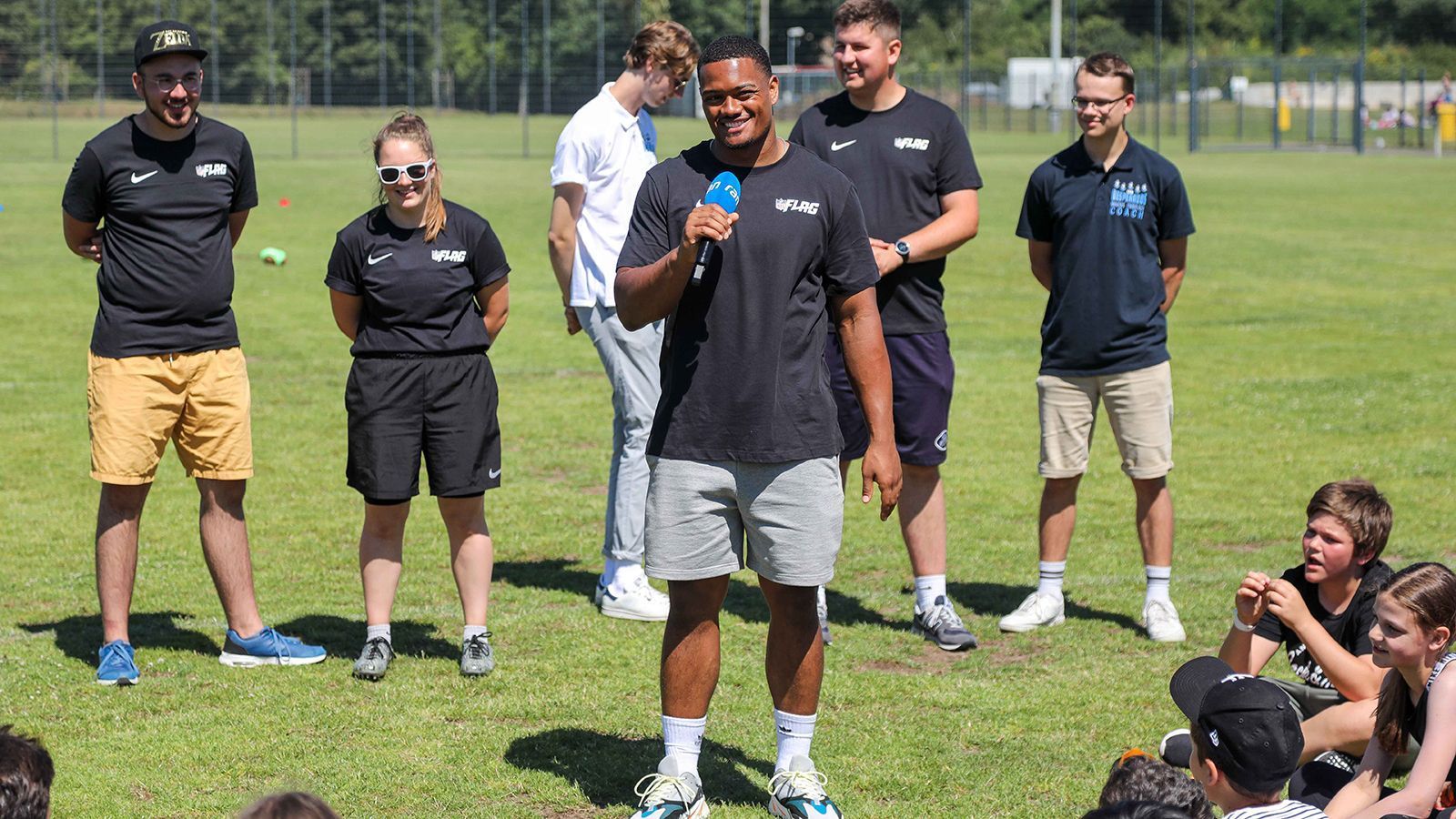 
                <strong>Aaron Donkor gibt Football-Nachhilfe</strong><br>
                ... und erzählte von seinem NFL-Abenteuer. Der 27-Jährige schaffte über das "International Pathway Program" den Sprung zu den "Hawks". 
              