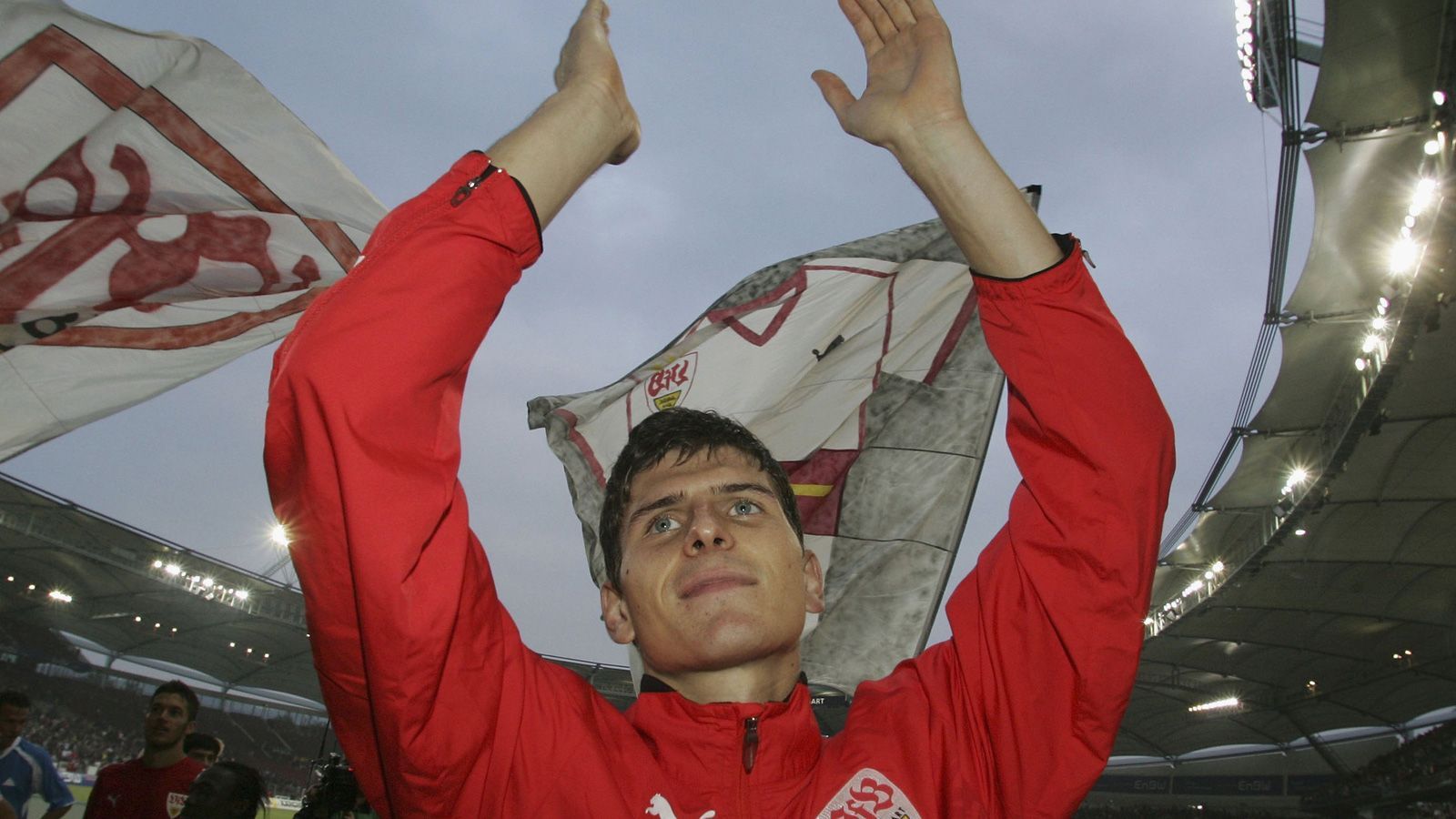 
                <strong>Durchbruch 2007</strong><br>
                Seinen Durchbruch feierte Gomez nur eine Saison später. Der damals 21-Jährige war absoluter Leistungsträger unter Armin Veh und stand dabei bis zu einer Verletzung mit 14 Toren sogar an der Spitze der Torjägerliste. Damit wurde auch der DFB auf Gomez aufmerksam ...
              