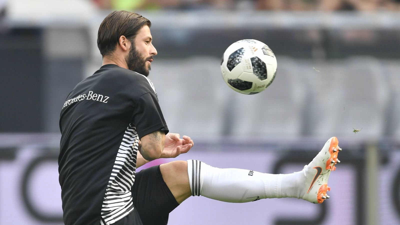 
                <strong>Verlierer: Marvin Plattenhardt</strong><br>
                Der Berliner muss sich wohl damit abfinden, dass er lediglich der Backup für Jonas Hector ist. Das wird in den letzten beiden Testspielen überdeutlich, in denen der Kölner Linksverteidiger zweimal durchspielt, während Plattenhardt keine einzige Minute auf dem Platz steht.
              