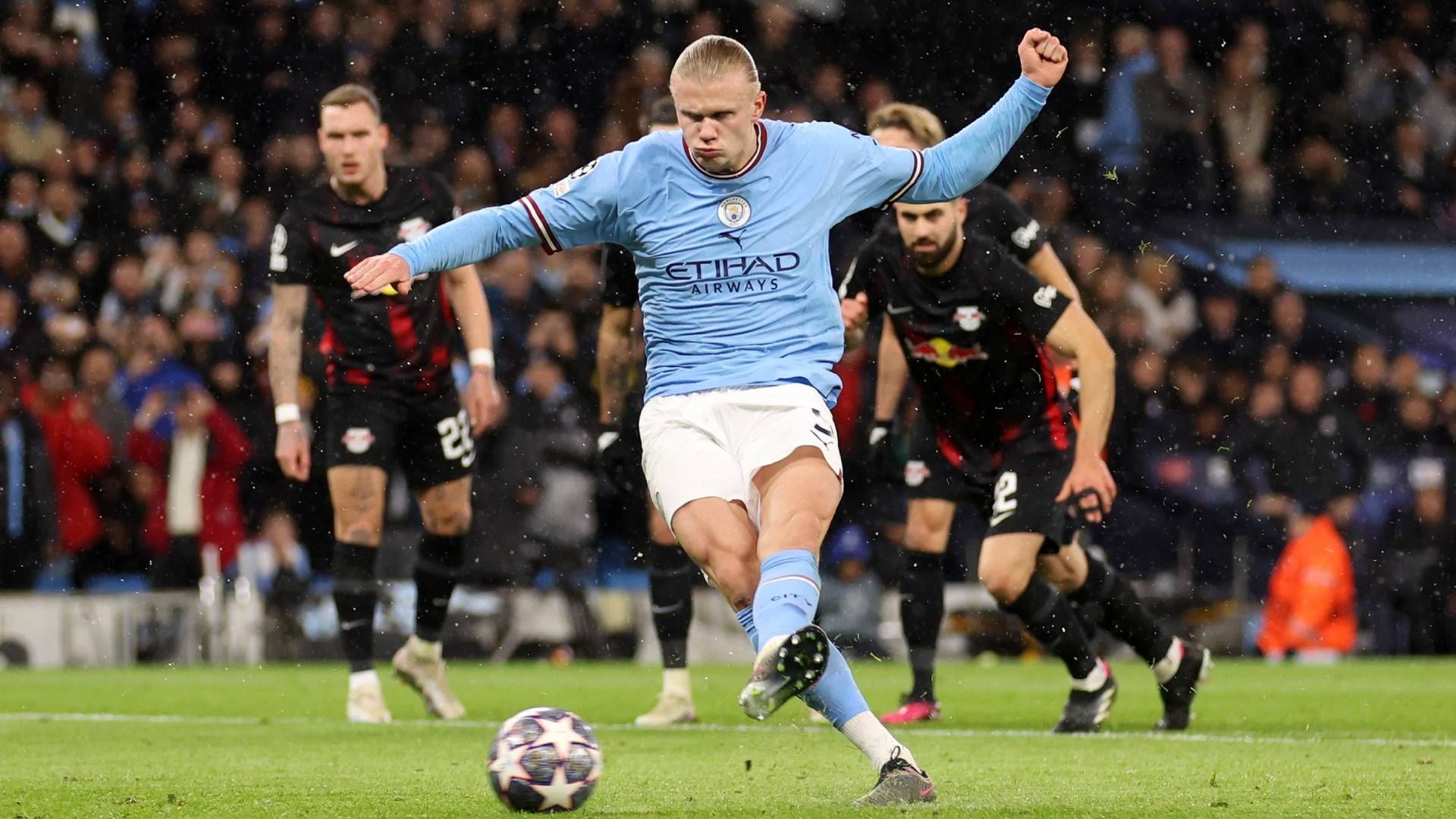 
                <strong>Manchester City</strong><br>
                Wenn eine Mannschaft eigentlich keinen Bedarf im Sturm hat, dann Manchester City. Doch laut "Sky" beschäftigen sich auch die "Citizens" intensiv mit dem Nigerianer, trotz eines Luxus-Angriffs mit Erling Haaland und Weltmeister Julian Alvarez. Wo also sollte Osimhen spielen? In dieser Konstellation erscheint das nur schwer möglich. Aber was ist, wenn Haaland wieder geht? Seine Beraterin ließ zuletzt immer wieder aufhorchen, wenn sie über eine mögliche Ausstiegsklausel sprach. "Wenn der Spieler zu einem Verein geht, tue ich alles, um die Bedingungen zu schaffen, damit der Schlüssel zur Tür in seinen Händen ist. Und wenn du es morgen nicht mehr aushältst, weil es dir nicht gefällt, oder sie dich nicht gut bezahlen, oder weil deine Frau in Paris wohnen will? Nun, du gehst, oder?", sagte sie der spanischen Zeitung "AS". Dass Haaland gerne einmal für Real Madrid spielen würde, ist ja bekannt.
              