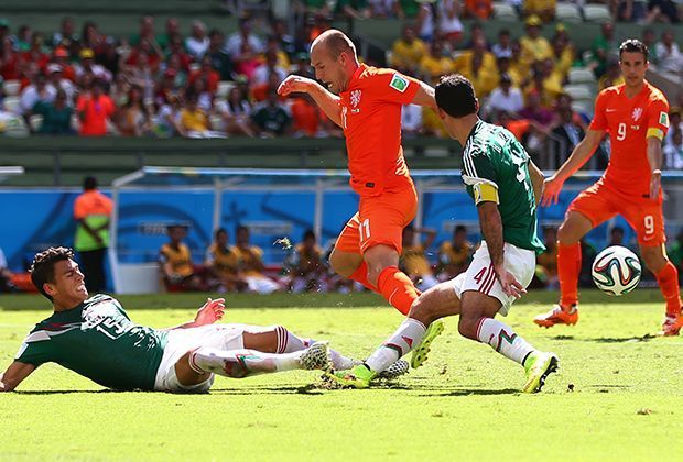 
                <strong>Niederlande vs. Mexiko: Kein Pfiff</strong><br>
                Erst wird Robben von hinten am Bein getroffen, dann wird er von vorne klar umgesenst - denn Ball trifft keiner der beiden Mexikaner. Aber ...
              