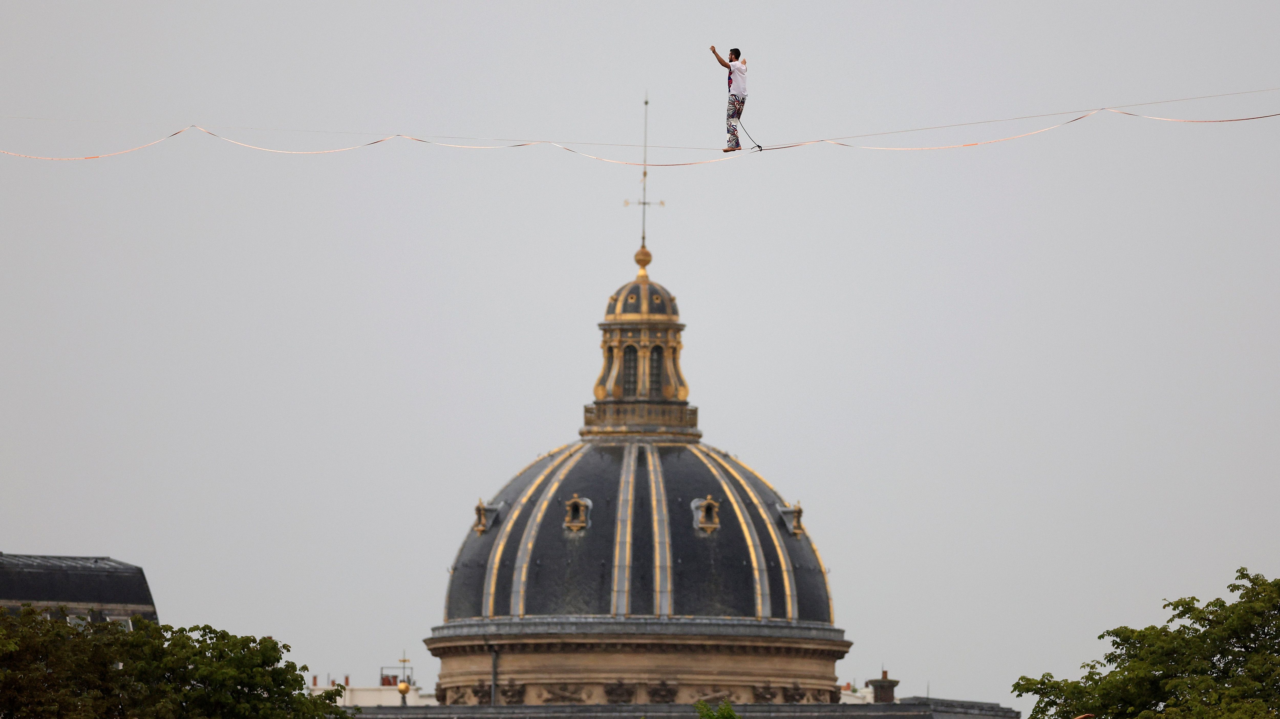 <strong>Olympia 2024: Die besten Bilder der Eröffnungsfeier in Paris</strong><br>Ein waghalsiger Hochseilkünstler überquert die Seine in 35 Meter Höhe.