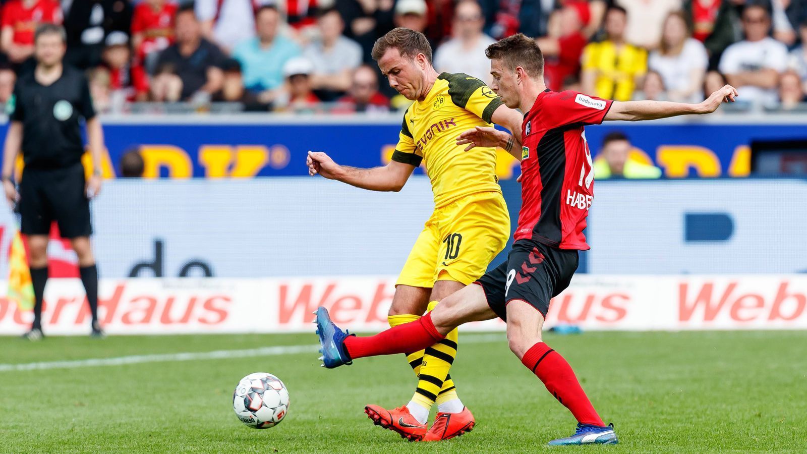 
                <strong>Mario Götze</strong><br>
                Über weite Strecken unauffällig, aber mit zwei sehenswerten Aktionen, die zu Treffern führen. Bereitet das 1:0 durch Sancho zusammen mit Guerreiro und Reus vor. Trifft in der 79. nach Vorlage von Reus dann zum selbst zum 3:0. Das nennt man dann wohl effektiv. Wird in der 87. Minute für Alcacer ausgewechselt. ran-Note: 2
              