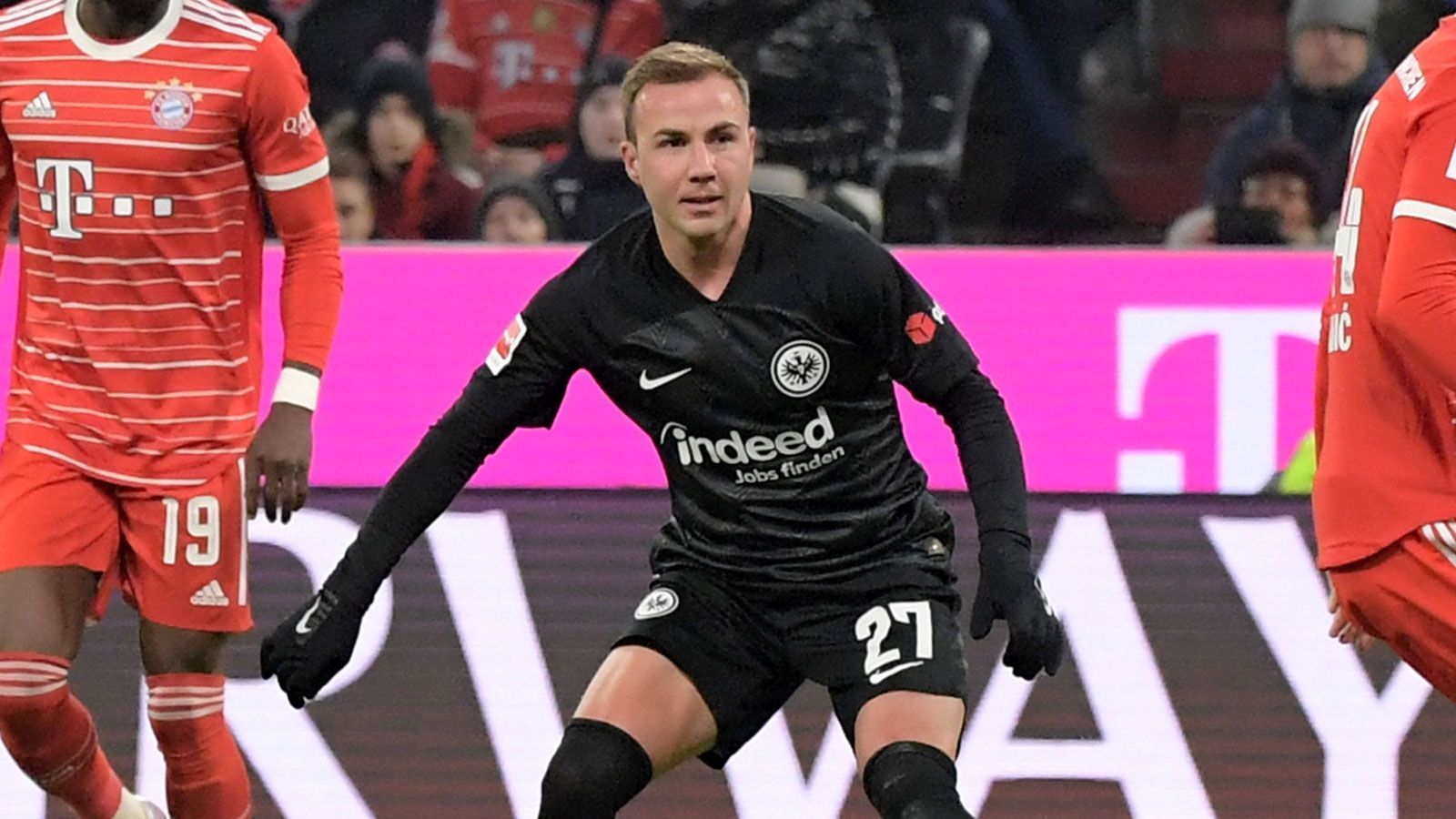 
                <strong>Mario Götze (Eintracht Frankfurt)</strong><br>
                Wird sofort von mindestens zwei Bayern in die Mangel genommen, sobald er den Ball hat. Hat in Kontersituationen gute Einfälle. Der entscheidende Pass kommt aber in der ersten Halbzeit nicht an. Vor allem die Abstimmung mit Lindström und Kolo Muani funktioniert anfangs nicht. In der Schlussphase trotzdem mit der ein oder anderen Möglichkeit. Wird in der 85. Minute ausgewechselt. ran-Note: 3
              