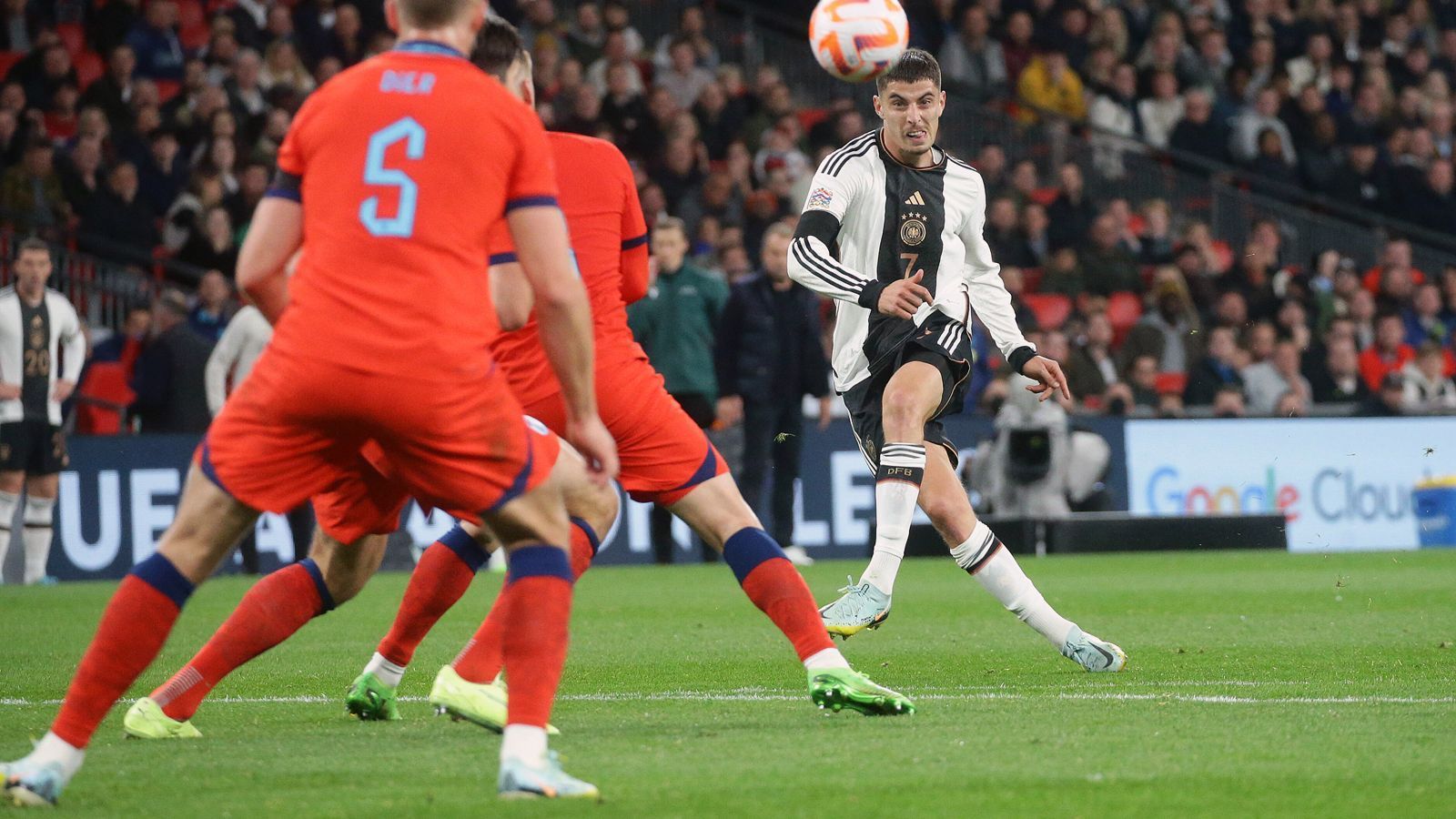 
                <strong>3:3 nach 2:0-Führung! Deutschland mit Remis im Wembley-Stadion gegen England</strong><br>
                Zum Abschluss der UEFA Nations League hat die DFB-Elf im Londoner Wembley-Stadion gegen England zunächst einen 2:0-Vorsprung verspielt, aber letztlich durch einen späten Havertz-Treffer noch ein 3:3-Remis gerettet. ran hat die Einzelkritik zur deutschen Mannschaft im Klassiker. 
              