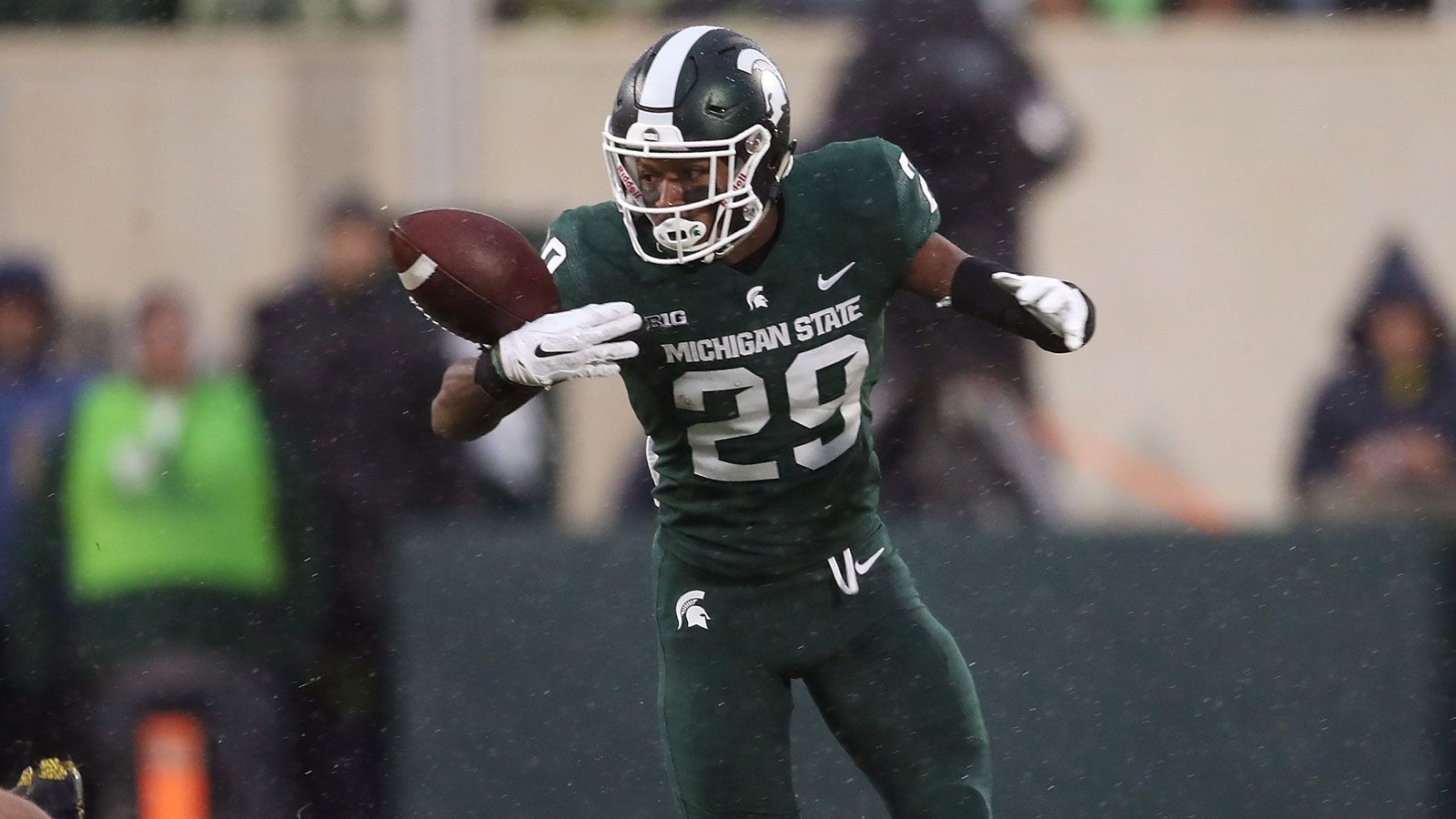 
                <strong>Shakur Brown (CB, Pittsburgh Steelers)</strong><br>
                Erstmals seit 80 Jahren wurde kein Spieler der Michigan State University im Draft ausgewählt. Die besten Chancen wurden vor der Talentewahl Cornerback Shakur Brown zugesprochen, doch der Passverteidiger fand erst als Undrafted Free Agent ein neues Team. Er gilt als stark in der Man-Coverage, hat eine gute Fußarbeit und verfügt über einen verlässlichen Instinkt, was sieben Interceptions in 21 College-Partien belegen. Probleme bereitete ihm in der Vergangenheit die Kontrolle seiner Emotionen, auch in puncto Technik hat er noch Verbesserungspotenzial.
              