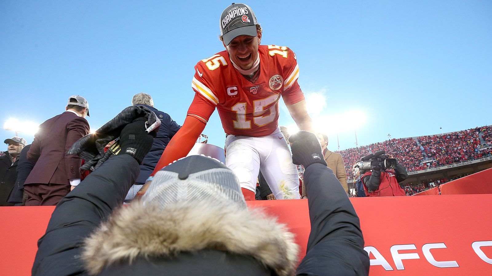 
                <strong>Gewinner: Patrick Mahomes (Kansas City Chiefs)</strong><br>
                Wie schon in der Divisional Round gegen die Houston Texans (51:31) legten die Kansas City Chiefs einen Fehlstart hin. Doch erneut behielt Patrick Mahomes die Ruhe. Und manövrierte seine Farben so erneut zum Comeback und mit dem 35:24 über die Tennessee Titans in seinen ersten Super Bowl. In seiner Pass-Statistik stehen drei Touchdowns, in Erinnerung bleiben wird aber vor allem sein Lauf in die Endzone 23 Sekunden vor dem Pausentee. Auf dem 27 Yards langen Weg entwischte er mehreren Tackleversuchen und tänzelte zwischenzeitlich an der linken Außenlinie entlang. Vielleicht der Rushing Touchdown dieser Playoffs - trotz immenser Konkurrenz.
              