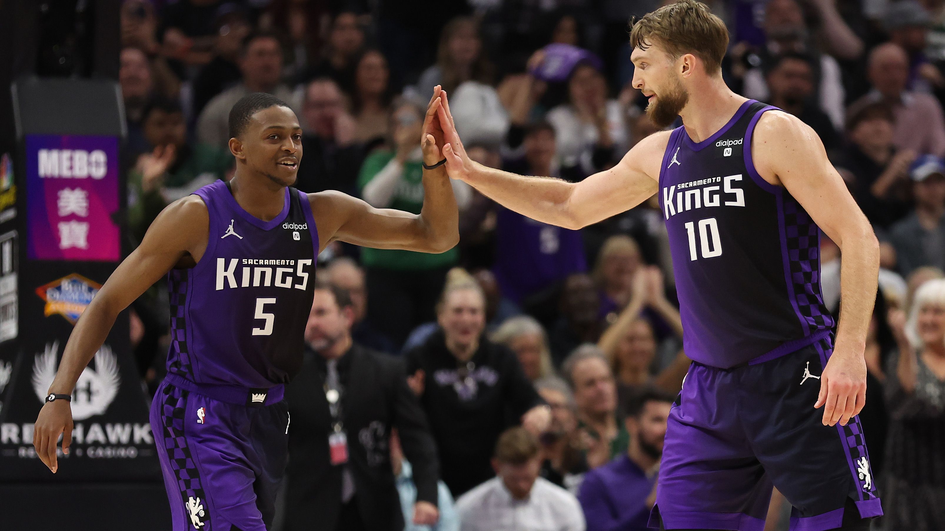 <strong>Play-In Tournament (fix):&nbsp;Sacramento Kings - Western Conference</strong>&nbsp;<br>Die Kings ließen zuletzt Federn. Nun fällt auch noch Malik Monk für mehrere Wochen aus, wodurch sie auf ihren besten Bank-Scorer verzichten müssen. Dennoch stellen die Kings ein starkes Duo aus De'Aaron Fox und Domantas Sabonis. Der Litauer spielt die beste Saison seiner Karriere. Die Kings wären wohl gefährlich in den Playoffs.