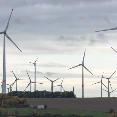 Windräder stehen in einem Windpark in der Nähe von Paderborn. 