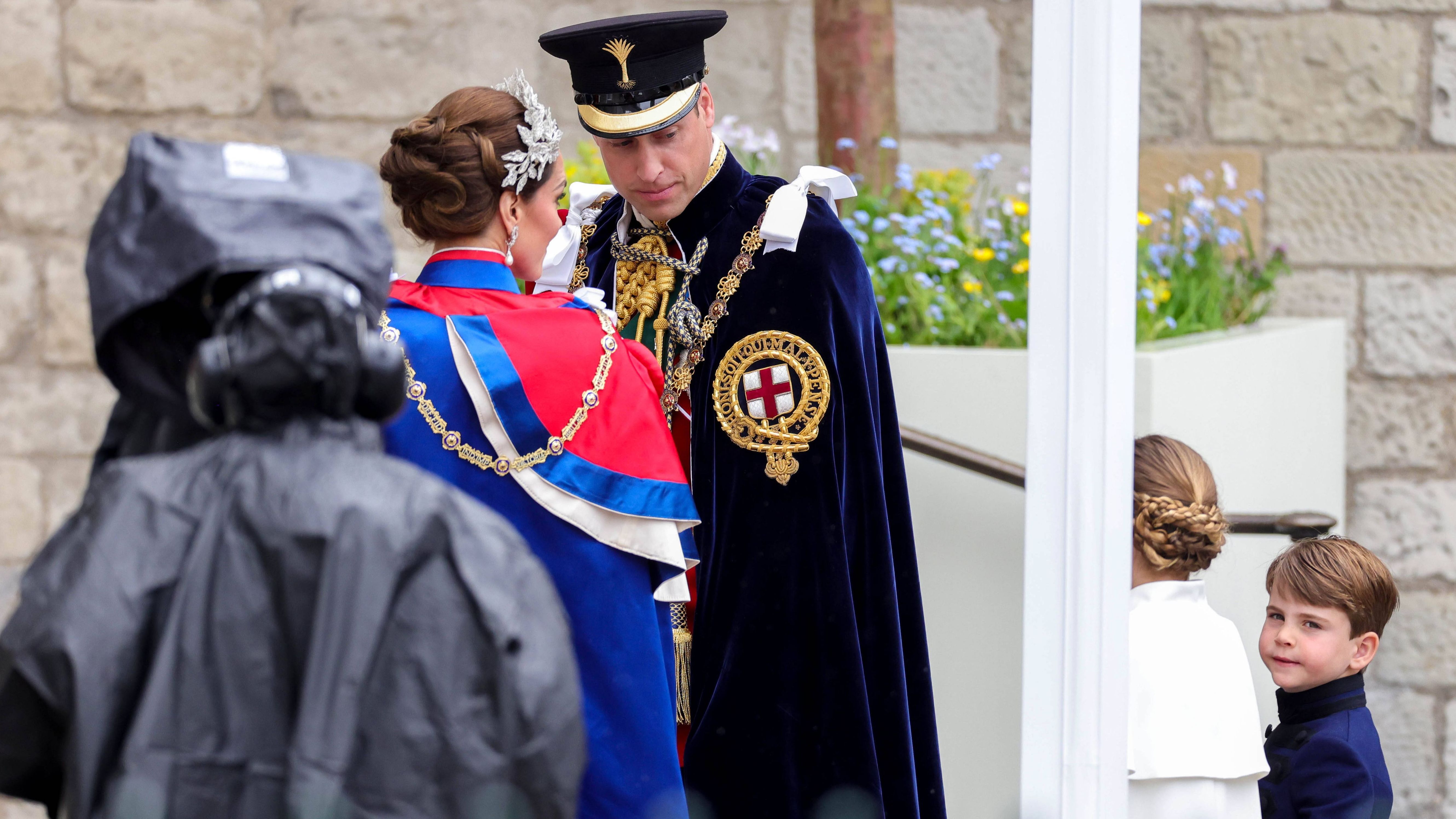 Prinz William und seine Ehefrau Kate mit ihren Kindern kurz vor der Zeremonie.