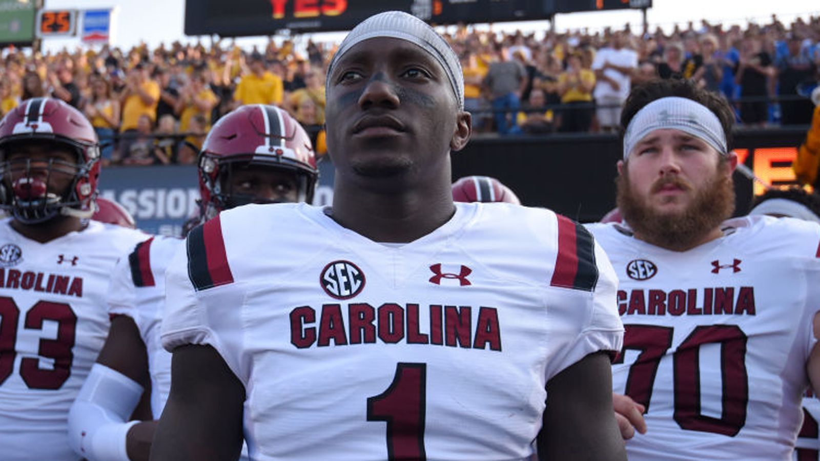 
                <strong>Deebo Samuel (South Carolina)</strong><br>
                Samuel heißt mit Vorname eigentlich Tyshun, ist aber eher unter seinem Spitznamen Deebo bekannt. Zur Erklärung: Der Spitzname stammt aus dem US-Spielfilm "Friday" mit Ice Cube und Chris Tucker. Deebo ist in dem Film der Name eines knallharten Schlägers. Laut seinem Draft-Profil auf NFL.com macht er diesem Namen sportlich alle Ehre: "Er spielt jedes Spiel so als würde er einen Kampf in der Gasse bestreiten." Vergangene Spielzeit kam er dadurch auf 882 Receiving-Yards und 11 Touchdowns."  
              