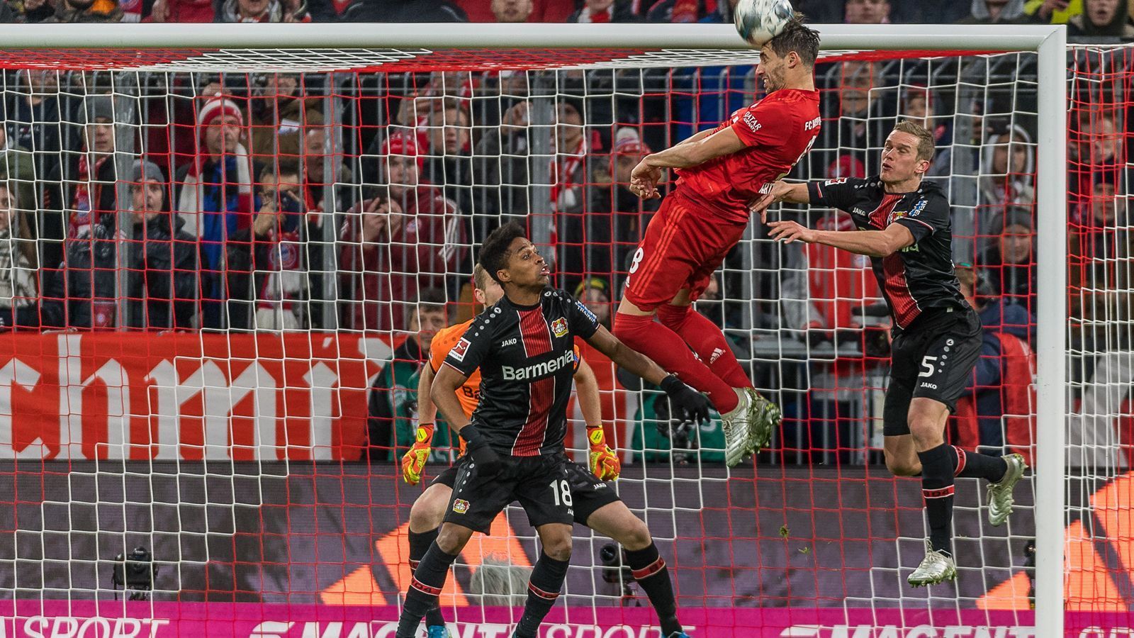 
                <strong>Javi Martinez</strong><br>
                Der Abwehrchef demonstriert zwar seine Kopfballstärke in beiden Strafräumen, wirkt bei Leverkusens Angriff zum 0:1 aber zu hüftsteif. Nicht sein einziges Defizit: In einigen Situationen agiert Martinez zu körperlos. Der gebrauchte Tag endet vorzeitig, denn nach 80 Minuten holt Flick ihn runter und bringt Thiago für mehr Offensive. ran-Note: 5
              