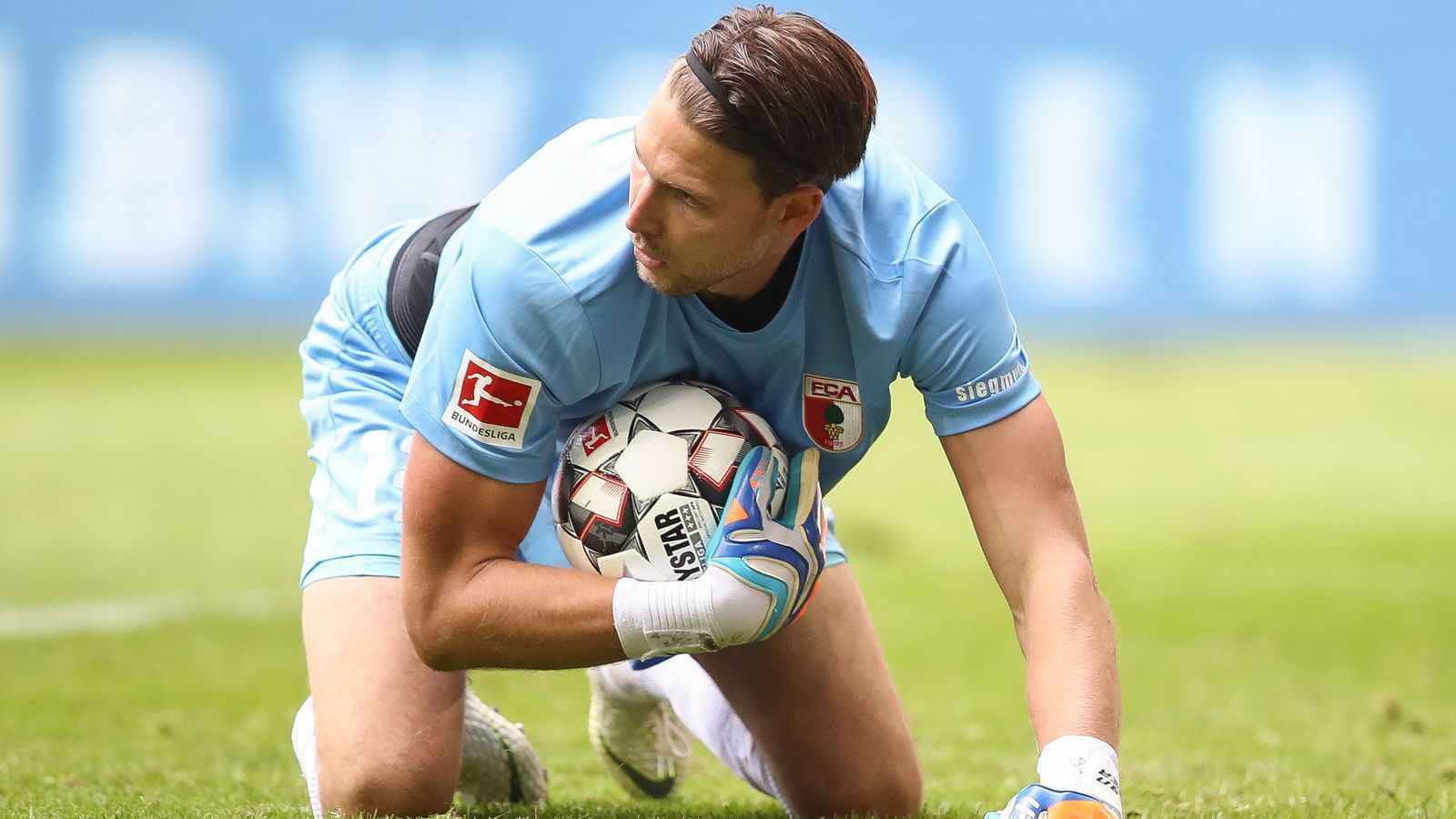 
                <strong>Fabian Giefer (FC Augsburg)</strong><br>
                Paraden in der Saison 2018/19: 12Saison-Einsätze: 4
              
