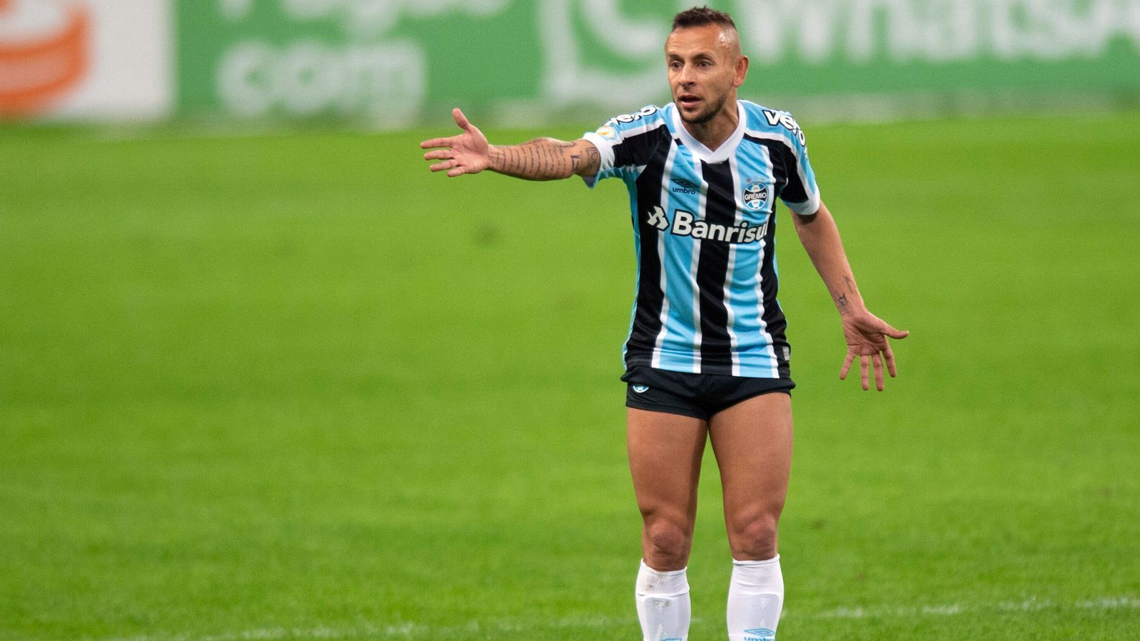 
                <strong>Rafinha (Gremio Porto Alegre)</strong><br>
                Mit einer Vergangenheit beim FC Bayern München kann auch Außenverteidiger Rafinha aufwarten, der 35-Jährige kehrte im März 2021 zurück nach Brasilien, schloss sich ebenfalls Gremio an, nachdem der Routinier zuvor seinen Kontrakt bei Olympiakos Piräus in Griechenland überraschend schnell wieder auflöste. Gremio ist für Rafinha nach Londrina, Coritiba und Flamengo Rio de Janeiro bereits der vierte Klub, für den der siebenmalige deutsche Meister in seinem Heimatland die Schuhe schnürt. Ende 2021 läuft der Vertrag des früheren Bayern- und Schalke-Profis aus, es gibt aber eine Option auf eine Verlängerung um ein weiteres Jahr. 
              