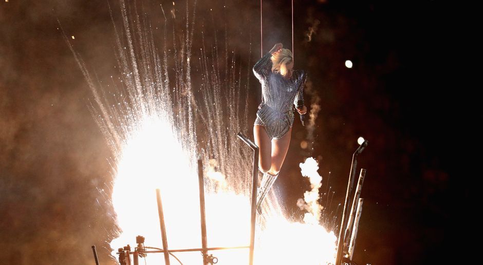 
                <strong>Super Bowl 2017: Die Halftime-Show von Lady Gaga</strong><br>
                Dort wurde sie von einem Feuerwerk empfangen.
              