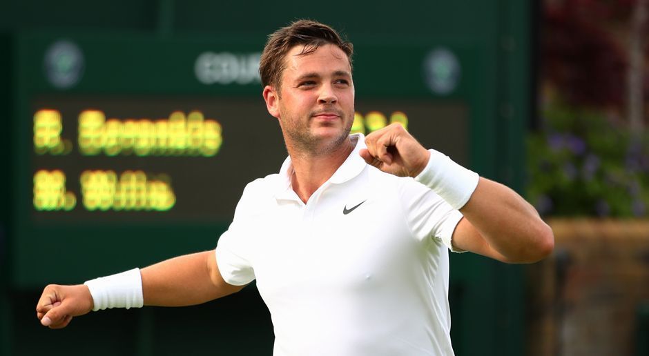 
                <strong>Spitzname</strong><br>
                Spitzname: "Fed Express" wird Federer genannt. Was über seine Fähigkeiten im Grunde alles aussagt. Sein Gegenüber hat den wenig schmeichelhaften Spitznamen "Cartman", angelehnt an die deutlich übergewichtige Figur aus der Animationsserie "South Park". Immerhin: Willis arbeitet weiterhin fleißig daran, noch ein paar Kilos zu verlieren.
              