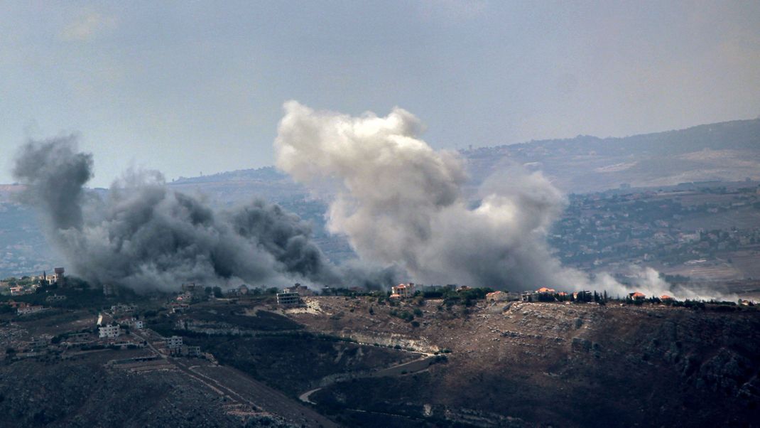 23.09.2024, Libanon, Qliyaa: Rauch von schweren israelischen Luftangriffen steigt aus dem südlibanesischen Dorf Jabal al-Rihan auf.