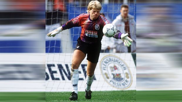 
                <strong>Oliver Kahn</strong><br>
                Oliver Kahn: Auch Olli Kahn hat klein angefangen. In seiner Geburtsstadt Karlsruhe reifte das Talent des Europameisters heran. Von 1987 bis 1994 behütete der mittlerweile 46-Jährige das Tor des KSC. Danach ging es für ihn geradewegs zum FC Bayern München.
              