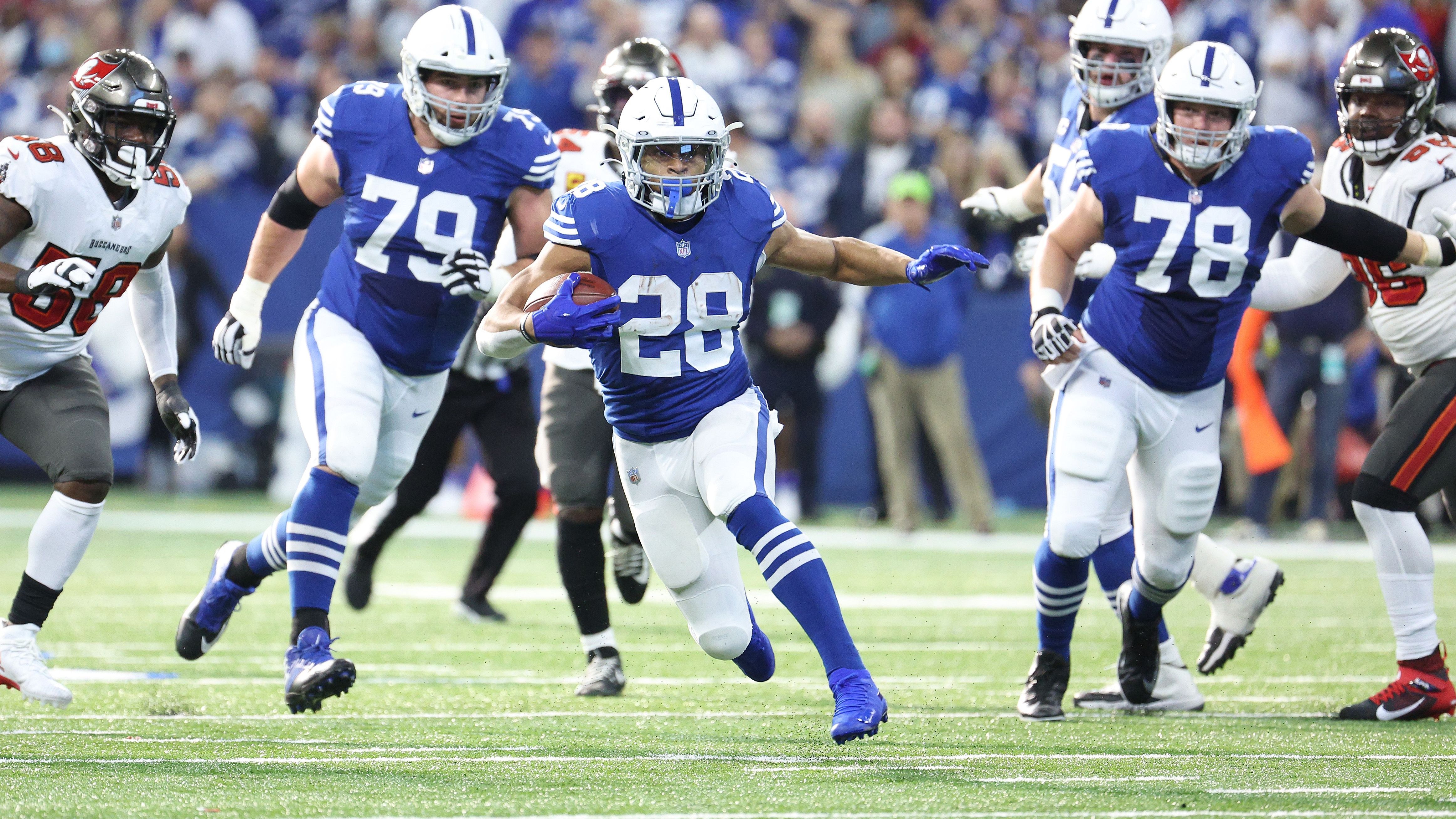 <strong>Indianapolis Colts - Throwback-Trikot</strong><br>Die Colts holten in Woche 7 ihre Trikots von 1956 zurück. Viel hat sich seitdem allerdings nicht verändert. Auf dem Dress verwendet Indianapolis drei statt zwei Streifen auf dem Ärmel, die Nummern sind Blocknummern aus der damaligen Ära und höher auf der Schulterplatte platziert. Das Hufeisenlogo befindet sich auf der Rückseite des Helms und die Hose hat nur einen Streifen statt zwei.