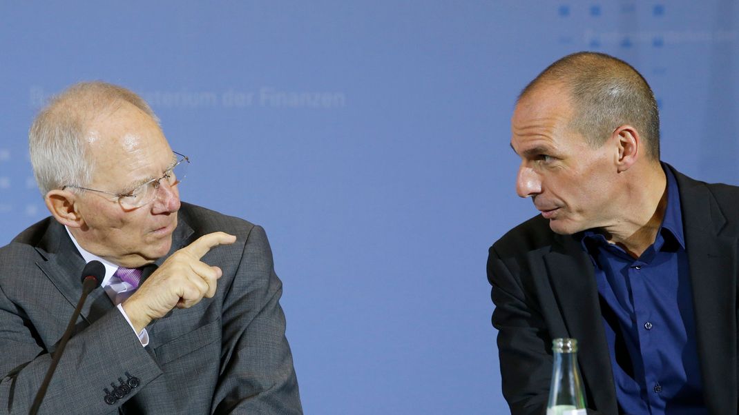 Yanis Varoufakis (rechts) und Wolfgang Schäuble bei ihrem Treffen im Februar 2015 in Berlin.