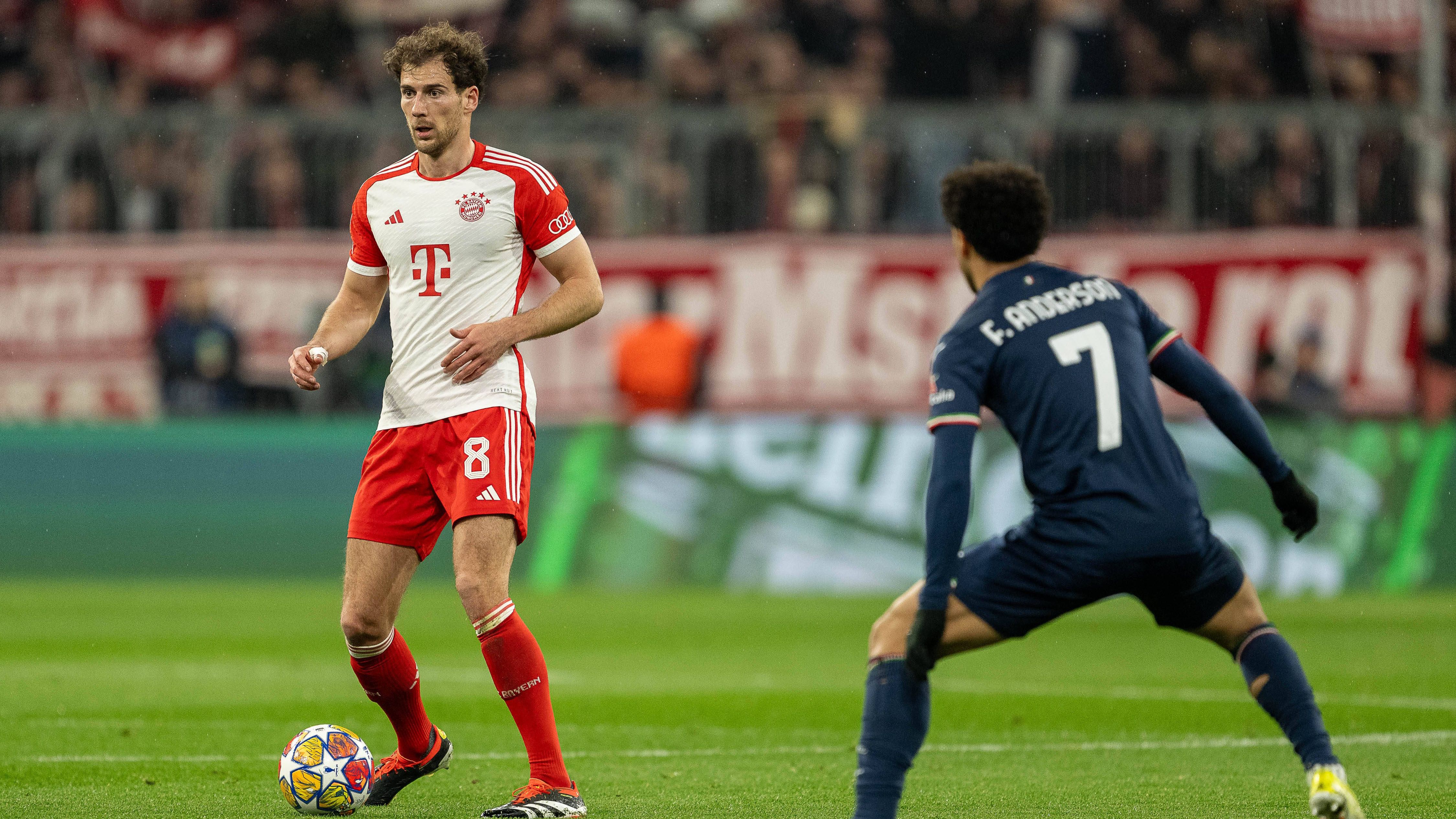 <strong>Leon Goretzka</strong><br>Rückt bei gegnerischem Ballbesitz zurück nach links in die Abwehrkette und hat dementsprechend selten Offensivaktionen. Gibt der Hintermannschaft aber durch seine defensive Rolle merkbar Stabilität. Fast alle seine Pässe finden die Mitspieler, hat zudem die meisten Tacklings und Ballgewinne. Könnte eine Dauerlösung werden. <em><strong>ran</strong></em>-Note: 2